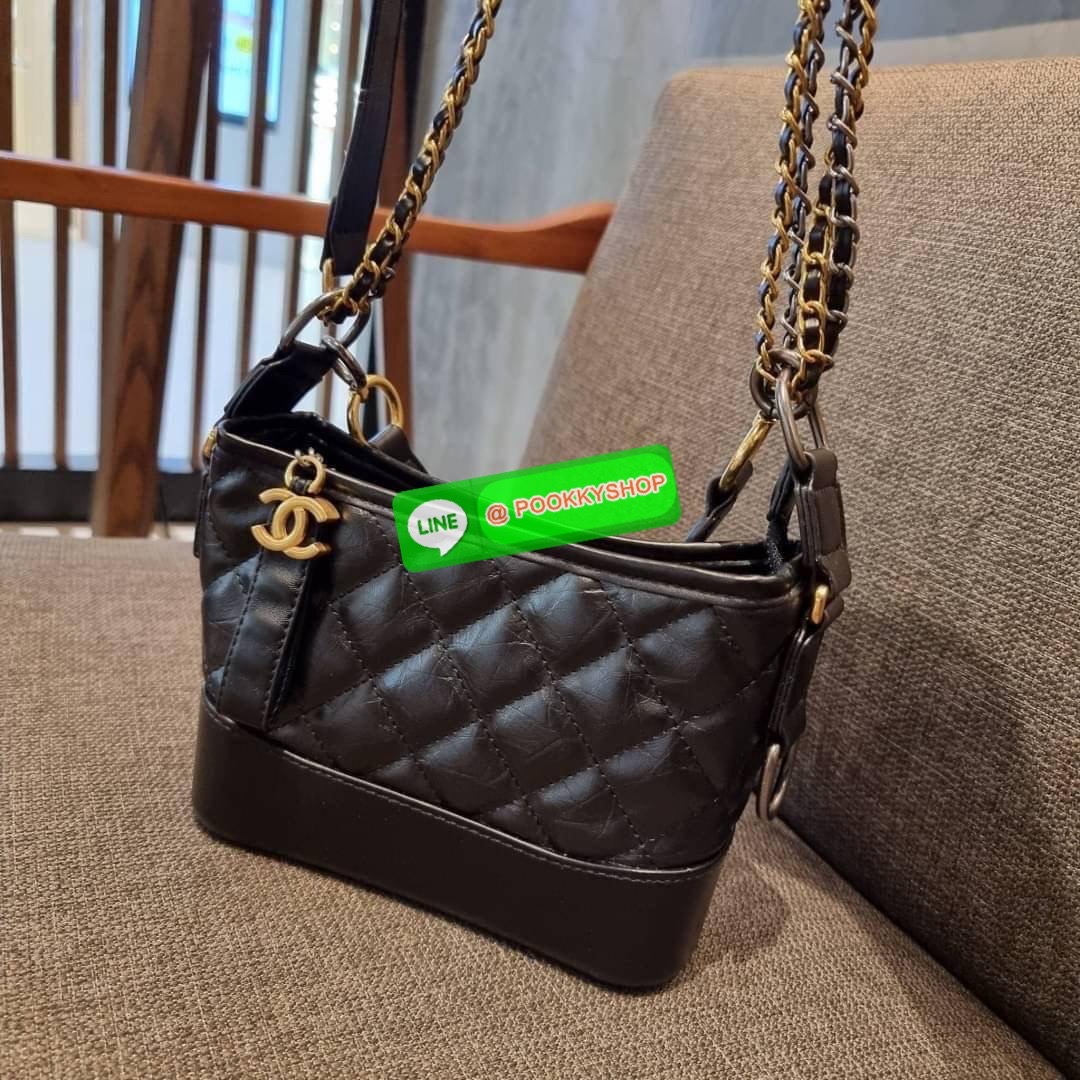 RESTOCK!! LIMITED SHOULDER BAG พรีเมี่ยมกิ๊ฟ Chanel ไซส์คลาสสิค กระเป๋าสะพายข้าง/ไหล่ หนังสังเคราะห์ นิ่ม หรู มาพร้อมพวงกุญแจสัญลักษณ์แบรนด์ พิเศษ!! สายคล้อง jumbo font เพิ่มดีเทลความแพง อะไหล่พร้อมโซ่สะพายสีทองสลับสีเงินรมดำ สามารถสะพาย crossbody หรือสะพ