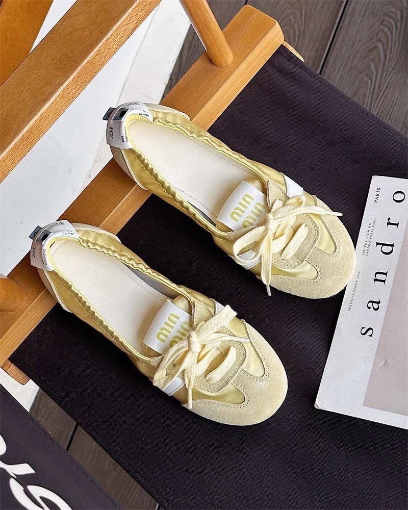 กรี๊ดมากค่ะรุ่นนี้ มาใหม่ล่าสุด รองเท้าผ้าใบ miumiu ตัวใหม่ สวยเกินเบอร์มากกกค่ะ ที่สำคัญ ใส่สบายมากกก น้องนิ่มมากค่ะ พื้นกันลื่นซิลิโคน บอกเลย ดีย์แบบตะโกน ใส่ไม่เจ็บเท้า พร้อมกล่อง