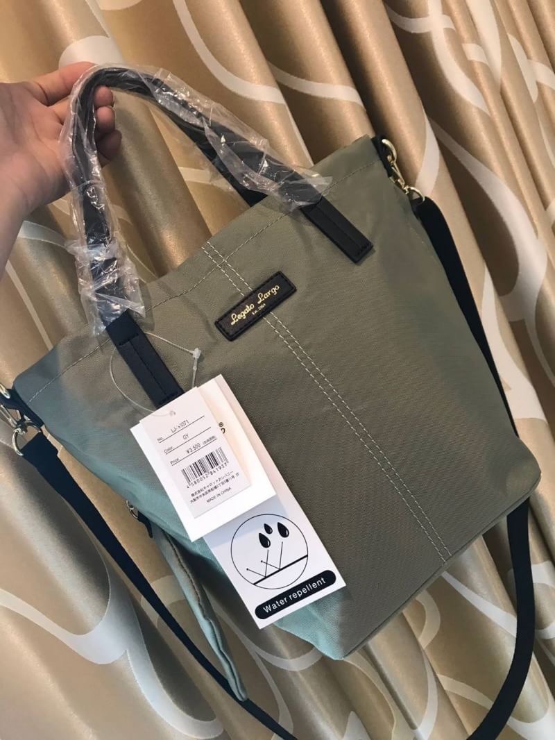 Anello & Legato Largo Mini Tote Shoulder Bag ( LJ-3071) กระเป๋าถือหรือสะพายขนาดกลางกำลังดี ช่องใหญ่เปิดด้วยซิปเดียว ภายในมีใบพ่วงขนาดเล็กเก็บของจุกจิก ถอดแยกใช้งานได้ ใส่มินิไอแพค/กระเป๋าสตางค์ยาวได้ ทั้งด้านหลังและด้านข้างยังมีช่องเพิ่มใส่มือถือหรือของที