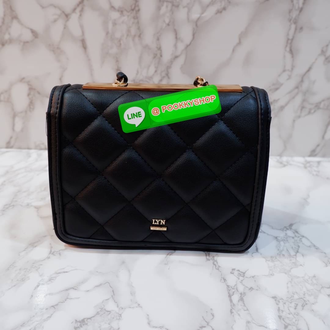 LYN กระเป๋าสะพายข้างรุ่นใหม่ อะไหล่สีทอง หนังนิ่ม ปักลายตาราง ด้านหน้าแต่งด้วยโลโก้แบรนด์ สายกระเป๋าเป็นโซ่สลับหนัง น้ำหนักเบา ด้านในสามารถใส่กระเป๋าตัง โทรศัพท์มือถือ เพาเวอร์แบงค์ มีช่องใส่ของขนาดเล็ก