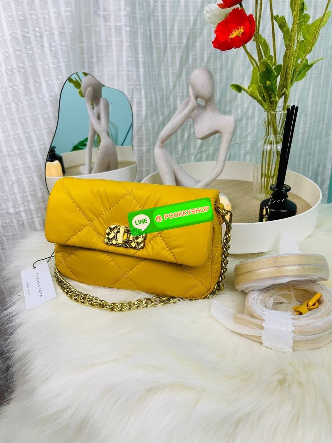 Charles & Keith Puffy Metallic Turn-Lock Crossbody Bag กระเป๋าใบมินิสีสันสดใส สะพายได้หลายแบบ เพิ่มความสดใสให้กับลุคของคุณด้วยกระเป๋าสะพายข้างทรงคลาสสิก มีสายคล้องแขนถอดสายได้ เปิดปิดแบบตัวหมุนล็อก ใส่ iPhone pro max ได้พร้อมกระเป๋าเงินใบเล็ก กุญแจรถ เป็น