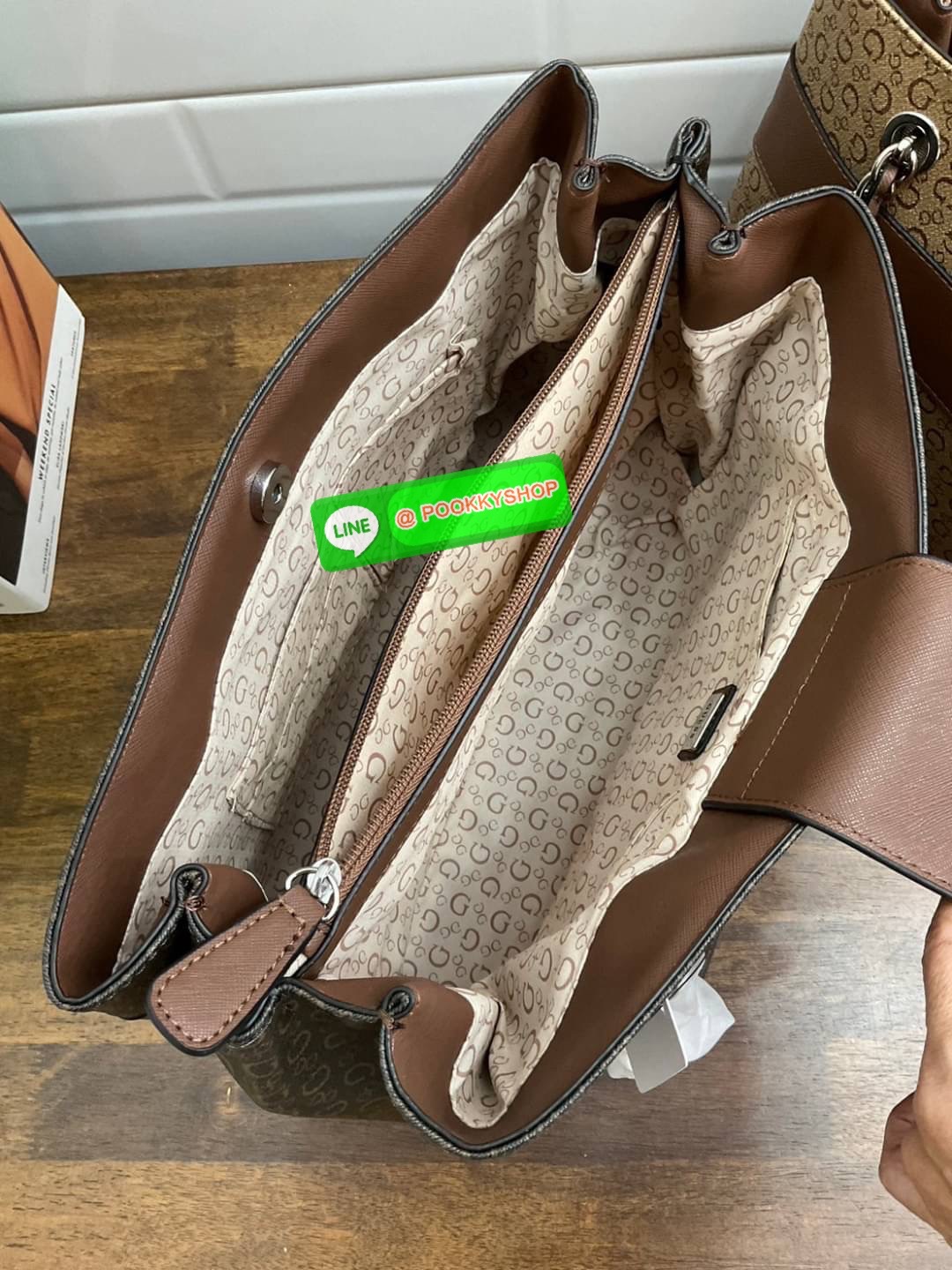 GUESS กระเป๋าสะพายผู้หญิง รุ่น SV859606 VIOLET SATCHEL กระเป๋าถือหรือสะพายสินค้านำเข้าจาก GUESS FACTORY รุ่นยอดนิยม ลายโลโก้ รอบใบ หนัง faux-saffiano หนังคุณภาพดี ตั้งอยู่ทรง สายโซ่ทองต่อหนังสะพายไม่เจ็บไหล่ โลโก้แบรนด์ สวยโดดเด่นที่กระเป๋าด้านหน้า เปิดปิ