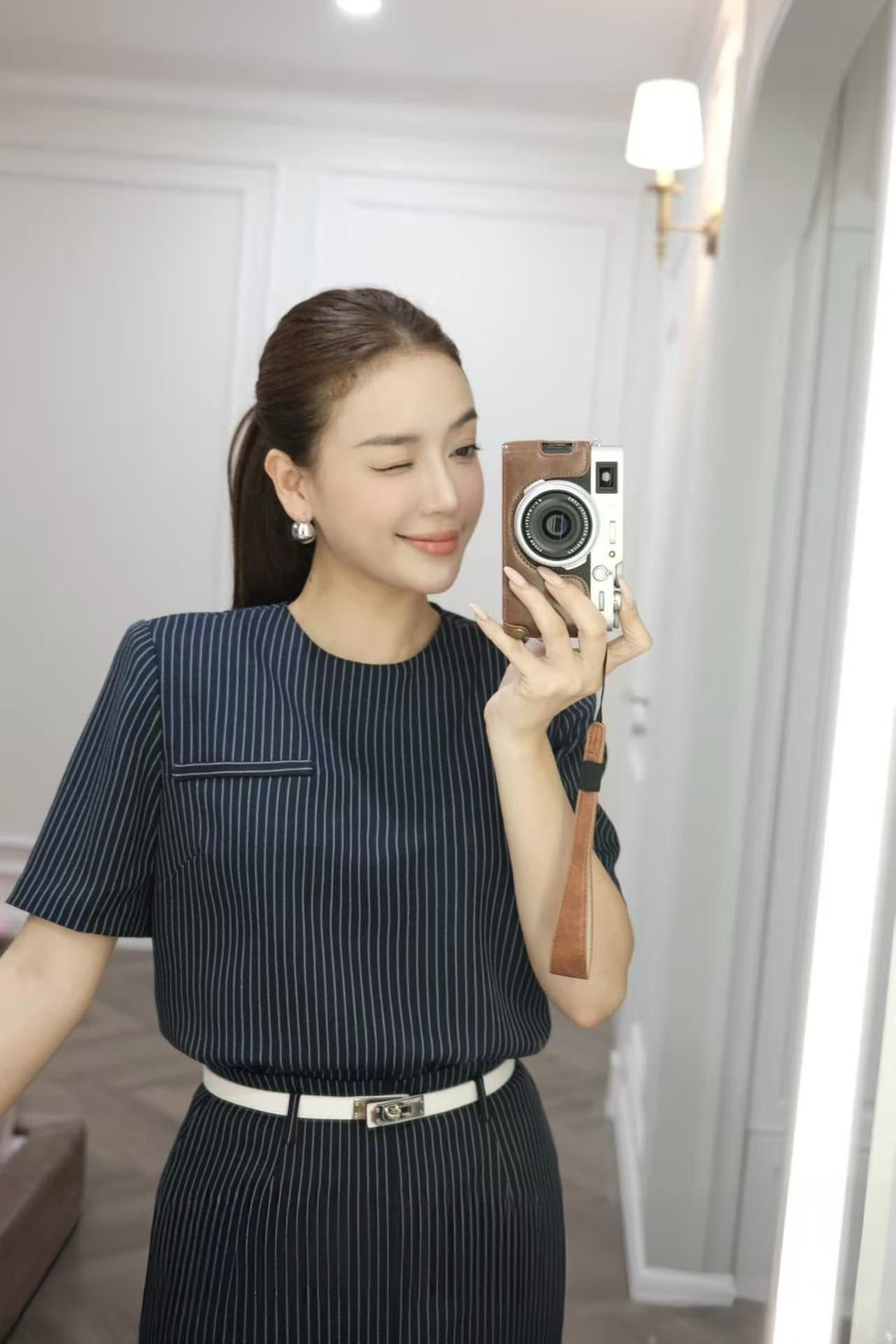 ชุดเซทแฟชั่น Set 3 ชิ้นเสื้อ+กระโปรง+เข็มขัด เสื้อแขนสั้นสีกรมลายตรงคอกลม ทรงโอเวอร์ไซส์