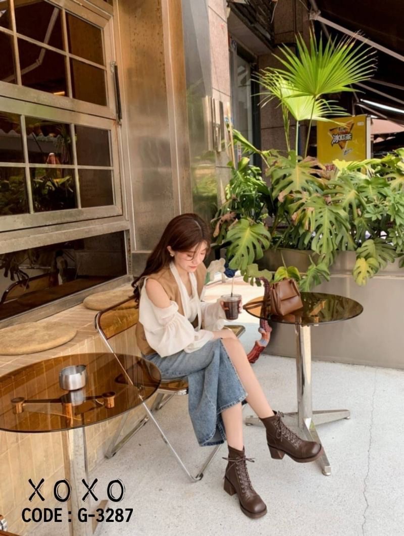 สินค้าพร้อมส่ง บูทรุ่นล่าสุดเข้าแล้วค๊า ของมันต้องมีเลยจร้า งานสวยมาก วัสดุเป็นหนัง PU ด้านหน้สเป็นเชือกร้อยแกะผูกใหม่ได้ได้ชอบ ด้านหลังเป็นซิปรูด ใส่สบายมากขึ้น มีส้นเล็กน้อย น้ำหนักเบา ด้านในบุผ้ากำมะหยี ซับในทั้งคู่ ด้านในนุ่ม ใส่สบาย แมทส์ชุดง่าย ใส่อ