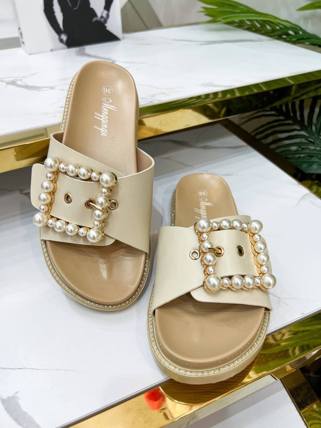 รองเท้าแตะรุ่นนี้บอกเลยว่าสวยมาก ด้านหน้ามีมุกประดับเป็นทรงสีเหลี่ยม ด้านข้างของรองเท้ายังมีเพรชเล็กๆติดรอบรองเท้าคือเริ่ดมาก เป็นรองเท้าแตะที่ไม่เหมือนใครมีดีเทล คู่นี้พลาดไม่ได้เลยนะคะ