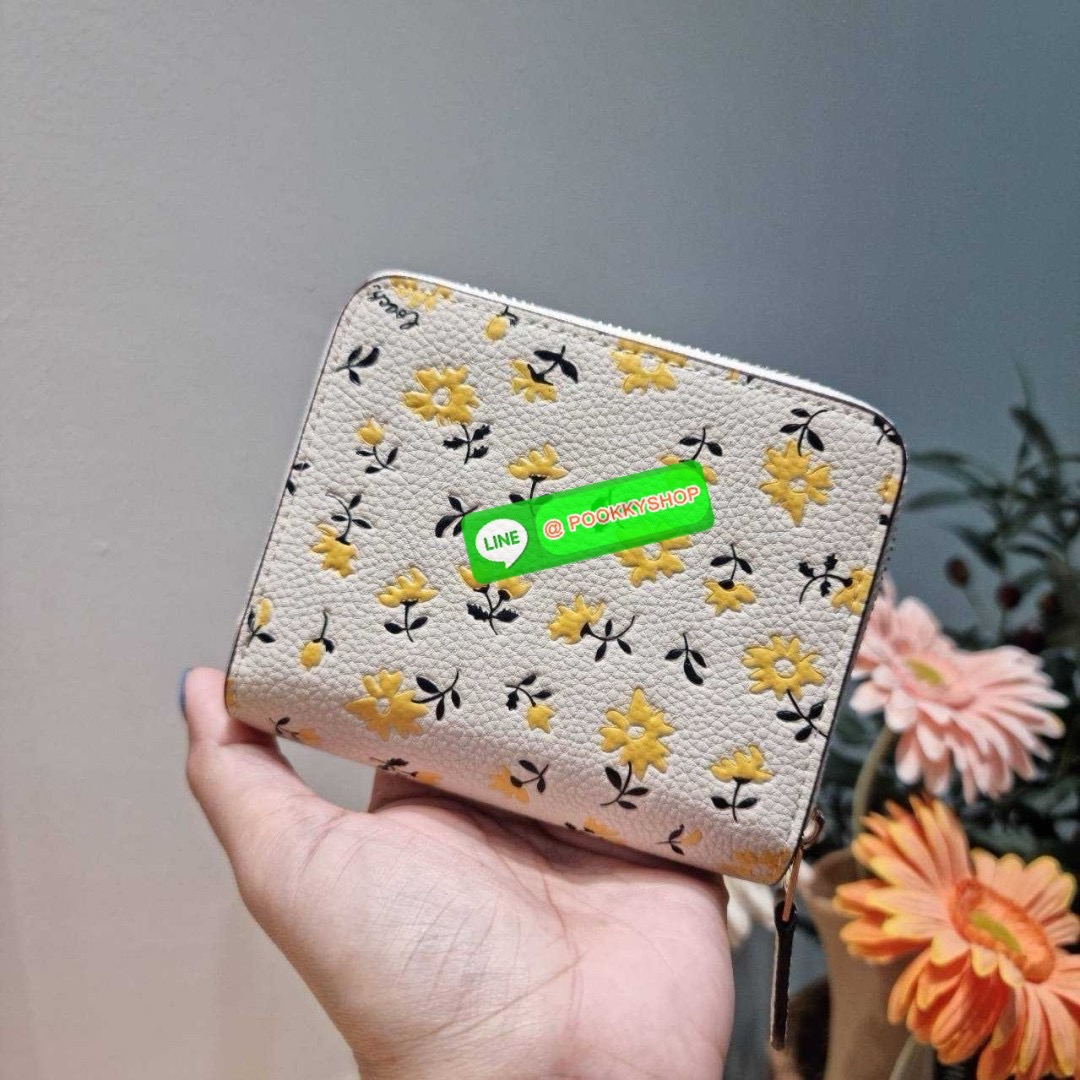COACH CJ372 BILLFOLD WALLET WITH FLORAL PRINT 🔅 Detail ใหม่ล่าสุด กระเป๋าสตางค์ใบเล็กที่ไม่เล็กเหมือนชื่อ ขนาดกำลังเหมาะมือ ดีไซน์น่ารักอีกแล้วจ้า มันน่ารักน่าใช้มาก โดดเด่นด้วยลวดลายดอกไม้ คละเต็มใบ เปิด-ปิดด้วยกระดุม ภายในมีช่องใส่บัตร และใส่ธนบ