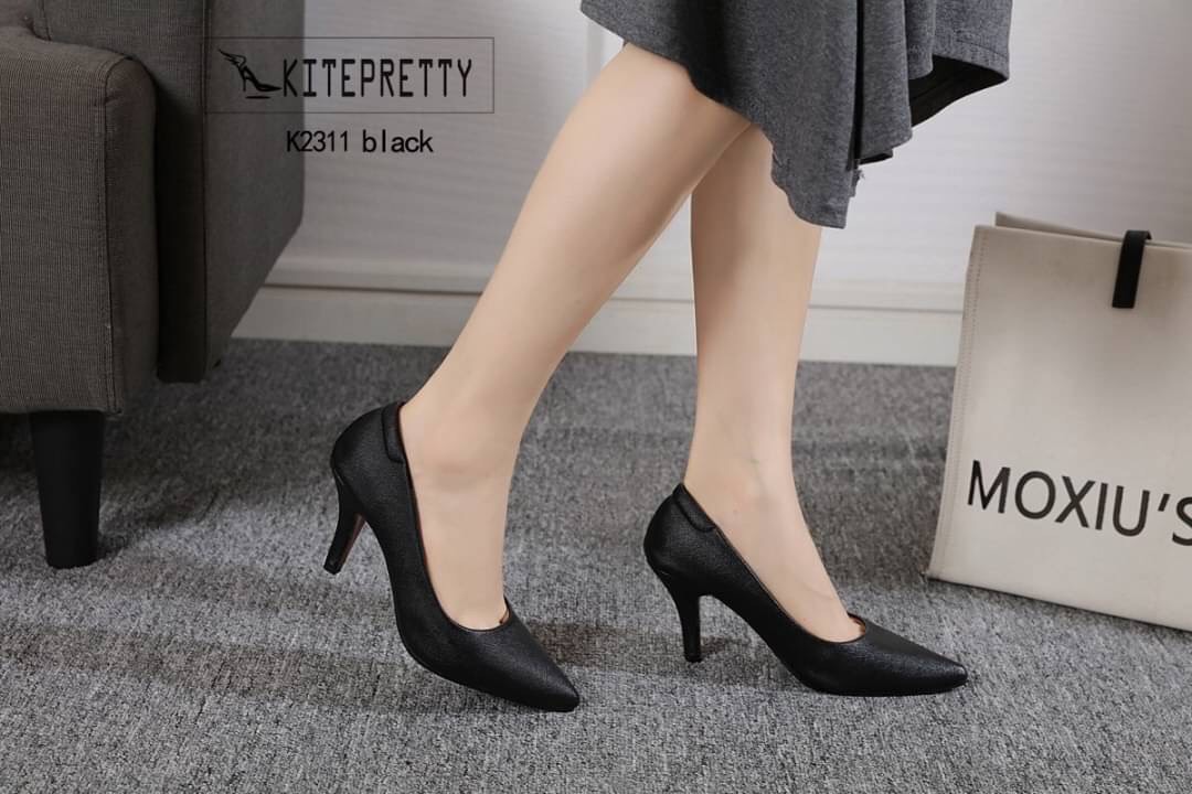 ►Must have!!! รุ่นนี้การันตรียอดขายมากกว่า 200 คู่ 💋รองเท้าคัชชูหนังนิ่ม 💋หัวแหลมเก็บหน้าเท้าสวยมาก 💋มีกันกัดด้านหลัง 💋รุ่นนี้แมทง่ายใส่ทำงานก็ได้ 💋ใส่ออกงานก็สวยคร่า!!!