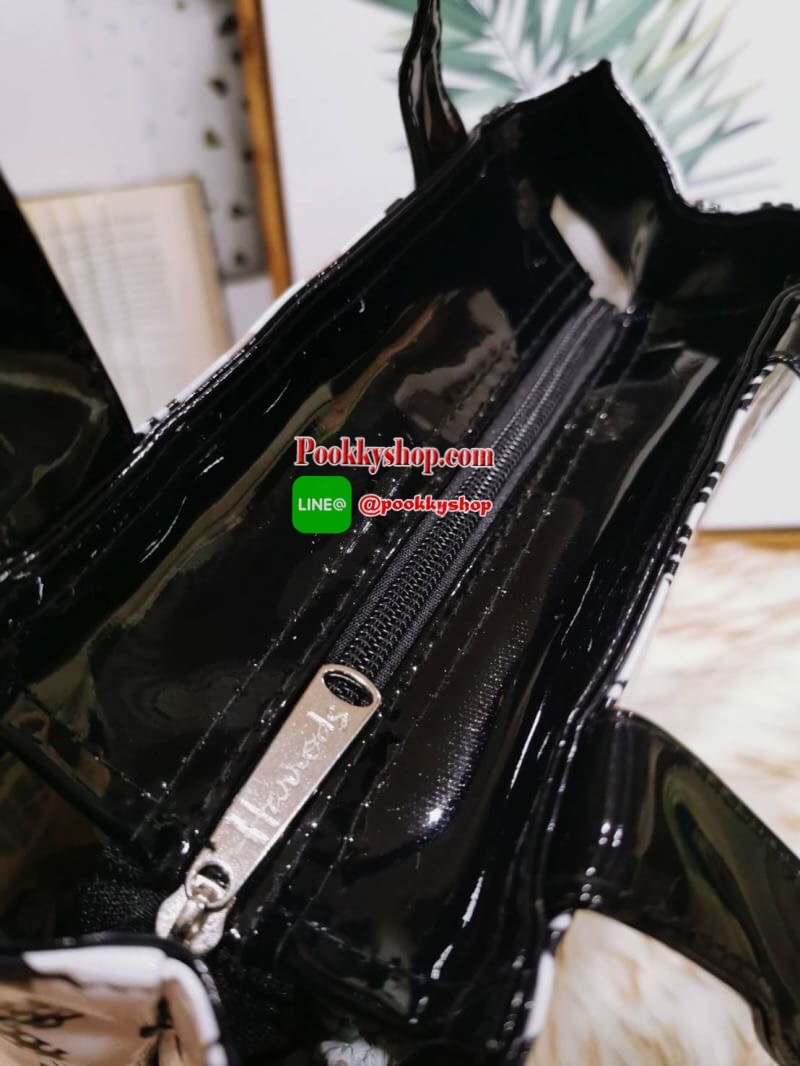 ลายนี้เข้าแล้วนะคะ! พร้อมส่งไอเท็มยอดนิยม! Harrods London Top-handle Shopping Bag กระเป๋า Shopping แบรนด์ดังจากอังกฤษรุ่นยอดนิยมวัสดุ PVC+Polyester 100% ของแท้เนื้อหนาอยู่ทรงกันน้ำ ขนาดกำลังดี น้ำหนักเบา เปิดปิดด้วยซิปสะดวกใช้หัวซิปปั้มโลโก้แบรนด์อะไหล่เง
