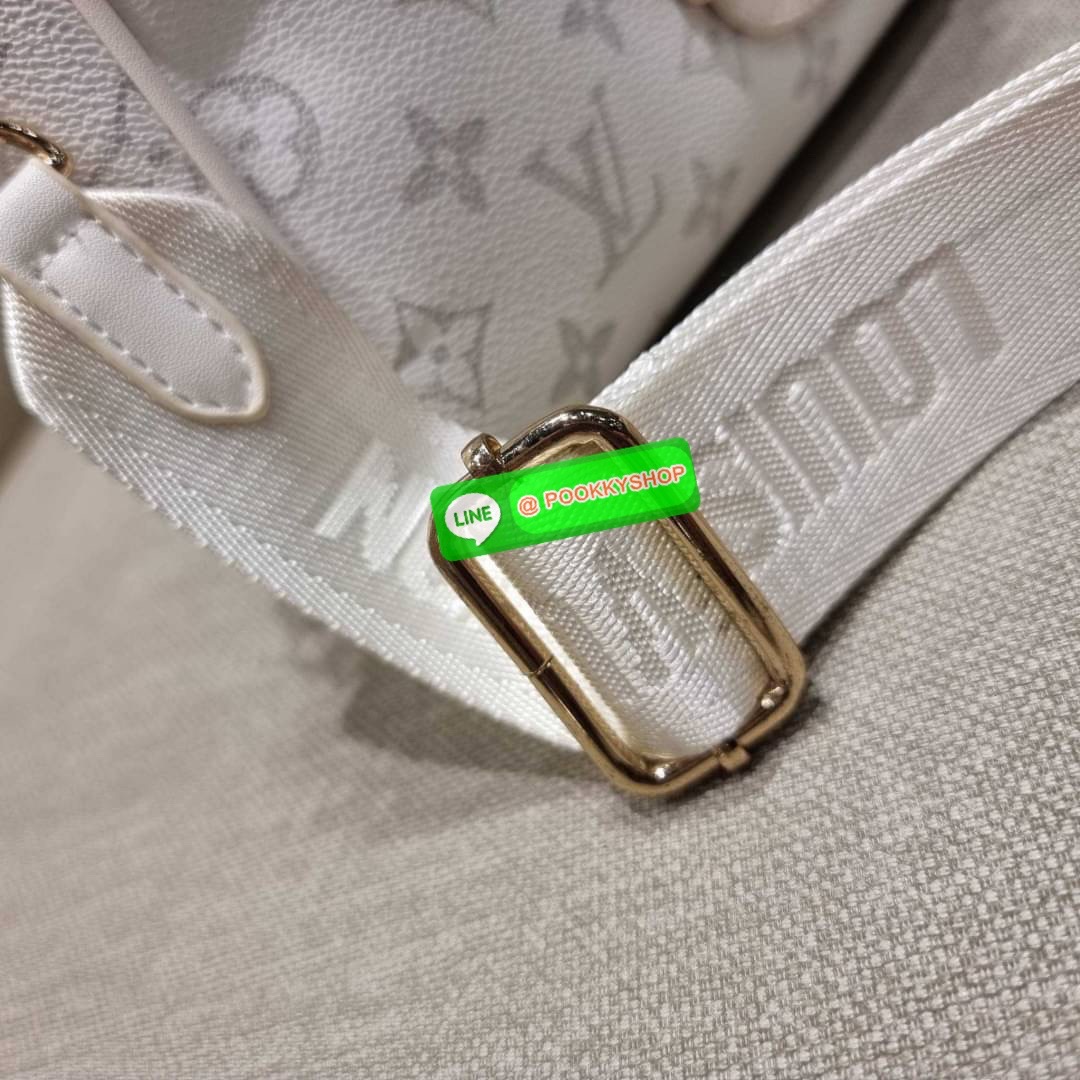 NEW ITEM!! LV CROSSBODY BAG WITH GWP กระเป๋าสะพายข้างพรีเมี่ยมกิ๊ฟ สีสวย คุณหนูสไตล์สุดๆ วัสดุหนังแคนวาส เปิด-ปิดกระเป๋าด้วยกระดุมแม่เหล็ก ภายในเป็นช่องโล่ง มีช่องซิปและช่องแยกให้ ใส่ของใช้สำคัญได้สบายๆ มือถือ พาวเวอร์แบงค์ เครื่องสำอางค์ ของจุกจิกได้หมดจ