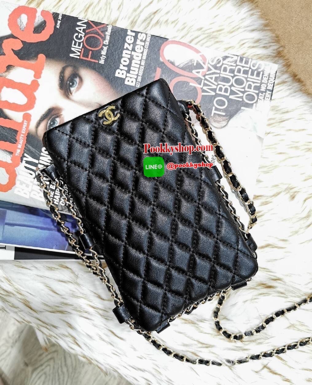 Don't Miss! Chanel Clutch Bag With Chain VIP Gift With Purchase (GWP) Limited พรีเมี่ยมกิ้ฟทรงเหลี่ยมขนาดกำลังดีวัสดุหนังนิ่มเดินเส้นลายตารางสวยอยู่ทรง เปิดปิดด้วยกระดุมแม่เหล็ก ด้านหน้าประดับโลโก้แบรนด์แต่งด้วยสายโซ่ร้อยหนัง ภายในโล่ง ใส่ iphone มือ