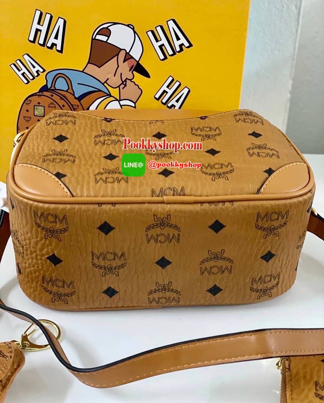New !! MCM crossbody with box กระเป๋าสะพาย วัสดุหนังแกะแท้ ลายแบรนด์ทั้งใบ ภายในสามารถใส่มือถือได้ทุกรุ่น มีช่องเล็กให้ใส่ของจุกจิกด้านใน มาพร้อมสายสะพายถอดออกได้ ปรับระดับได้ค่ะ เป็นอีกรุ่นที่น่าใช้มากๆเลยทีเดียว ได้ไปรับรองไม่ผิดหวังเลยจร้า สินค้าพร้อมส