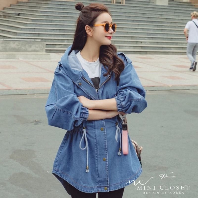 🙆🏻♀️Denim Hood Jacket🙆🏻♀️ เสื้อคลุมอีกรุ่นที่แพตเทิ้นเป๊ะ ใส่สวยปัง กับแจ็คเก็ตยีนส์ฮู้ด แขนสม๊อกยางยืด เวลาใส่น่ารักดีค่ะ มีเชือกที่ขอบเอวรูดรัด ยาวคลุมสะโพก โอเวอร์ไซส์เก๋ๆค่ะ