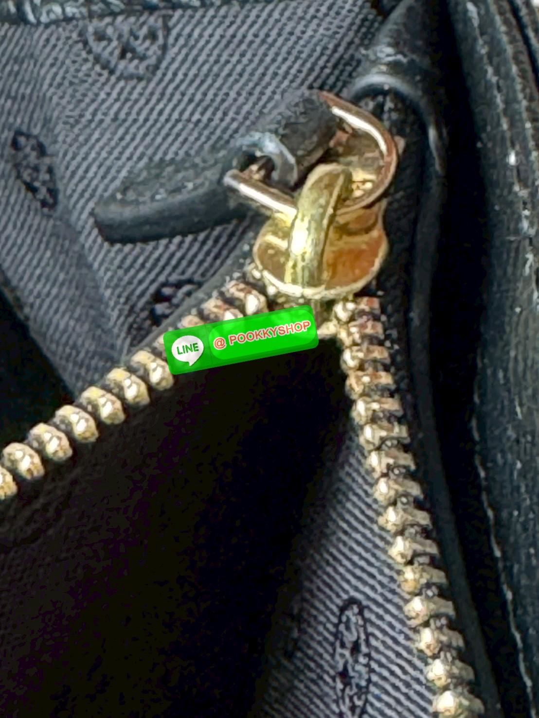 Tory Burch Marion Long wallet กระเป๋าสตางค์ยาวใบนี้ใส่การ์ดได้ถึง12ใบเลยทีเดียว มีช่องอเนกประสงค์และช่องใส่ธนบัตรหลายช่อง หยิบจับง่าย เปิดปิดด้วยกระดุมสแนป วัสดุหนังวัวแท้100% ดีเทลแต่งขอบกระเป๋าด้านหน้าแบบถัก โลโก้อยู่กึ่งกลางอันเป็นสัญลักษณ์