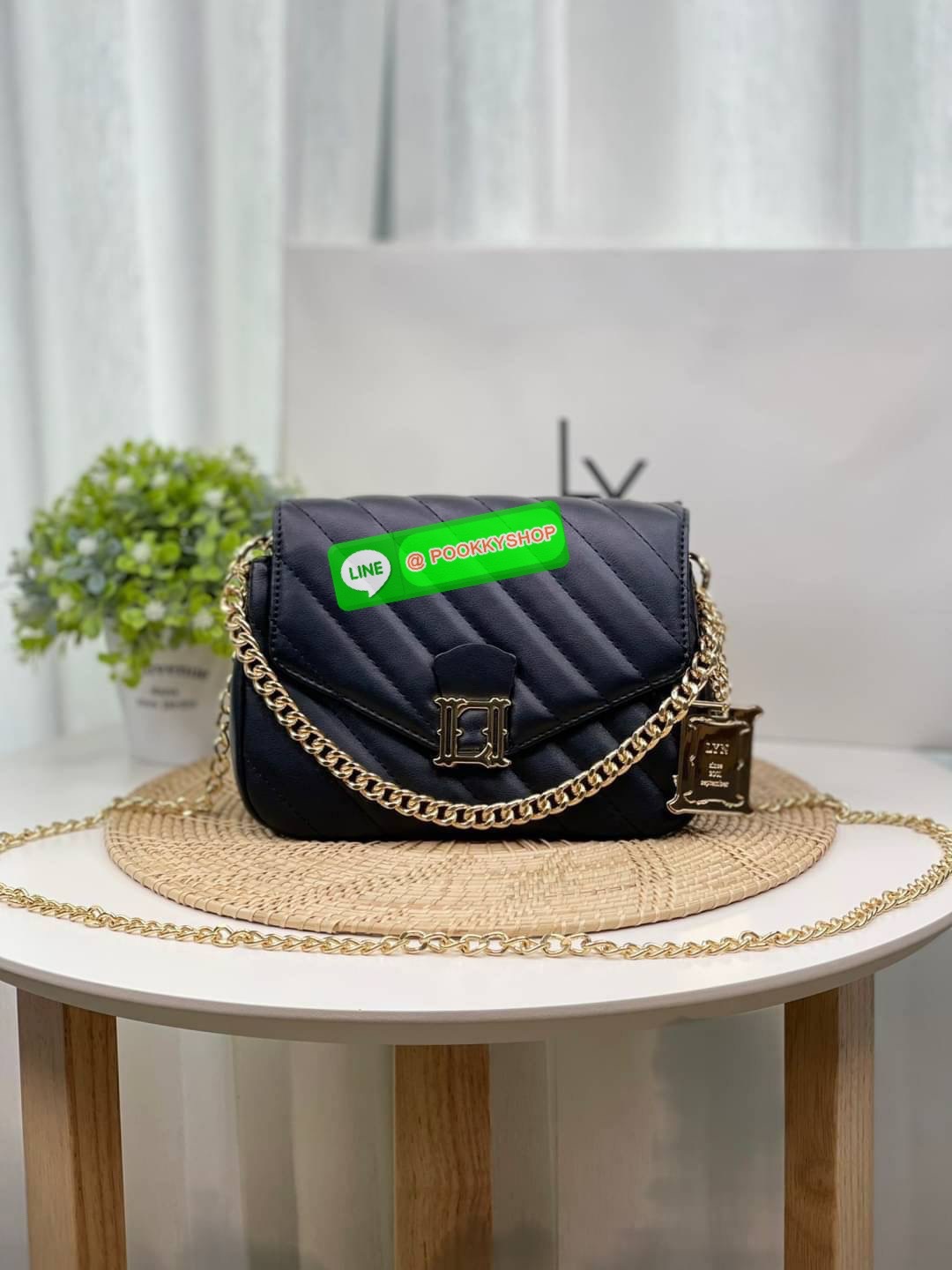 Lyn กระเป๋าทรงน่ารักปุ๊กปิ๊ก สายสะพายโซ่ทอง เปิดปิดด้วยกระดุมแม่เหล็ก ฐานกว้างใส่ของได้เยอะ