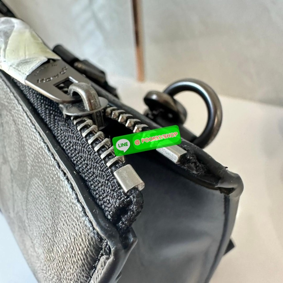 COACH GRAHAM ZIP BRIEF (CE439) 🔖กระเป๋าใส่โน๊ตบุ๊คใส่เอกสารใบใหญ่ 🔖วัสดุ:หนังแท้ทั้งใบ 🔖เปิดปิดด้วยซิป ภายในกว้าง มีช่องย่อยใส่ของจุกจิก ช่องใส่บัตร ใส่เอกสารและของสำคัญได้เยอะ 🔖สายสะพายสามารถถอดออกและปรับระดับได้คะ