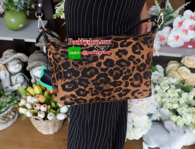 **มีถุงผ้า*** Best seller มากี่รอบก็หมดค่า สินค้าเข้าใหม่ ใบนี้ห้ามพลายเลย แม่ค้าแนะนำ อินเทรนสุดๆ งานพรีเมี่ยมกิ้ฟ กระเป๋า สวยๆ จาก แบรนด์ PRADA เป็นกระเป๋า เครื่องสำอางค์ แต่มีสายสะพายยาวให้ 2 สาย เป็นแบบคล้องแขน และสะพายข้างลำตัว เลิศมาก ใช้เป็น should
