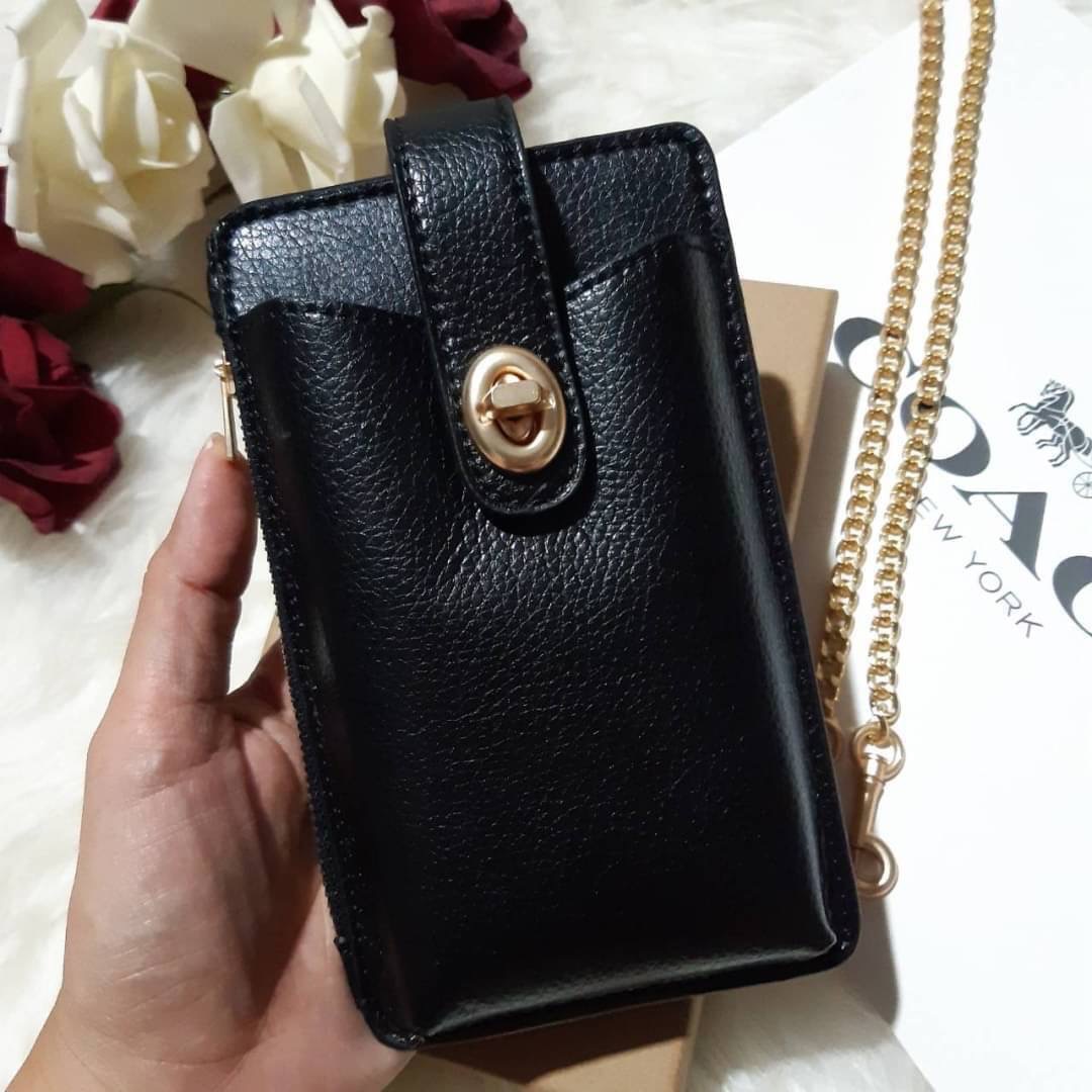 COACH 825 TURNLOCK CHAIN PHONE CROSSBODY IN BLOCKED SIGNATURE CANVAS ฮอตและปังกว่านี้ไม่มีแล้ว!! กระเป๋าเอนกประสงค์ สำหรับใส่โทรศัพท์ ใส่บัตรได้ มีช่องซิปแยกให้ด้วย ขนาดพกพาดีงาม!! 💕 ใส่โทรศัพท์ได้ทุกรุ่นน้า สายสะพายยาวประมาณ 23" (วัดจากไหล่)