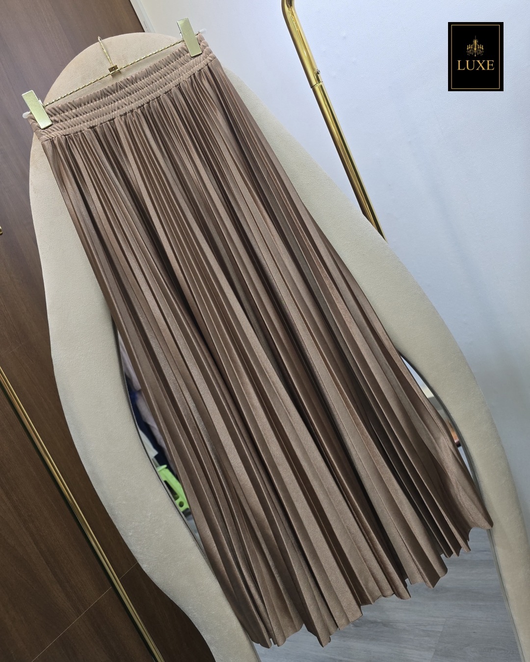 กระโปรงแฟชั่น กระโปรงยาวกรอมเท้า อัดพลีทจีบคม ตัดเย็บประณีต ทำจากผ้าเคปซาติน