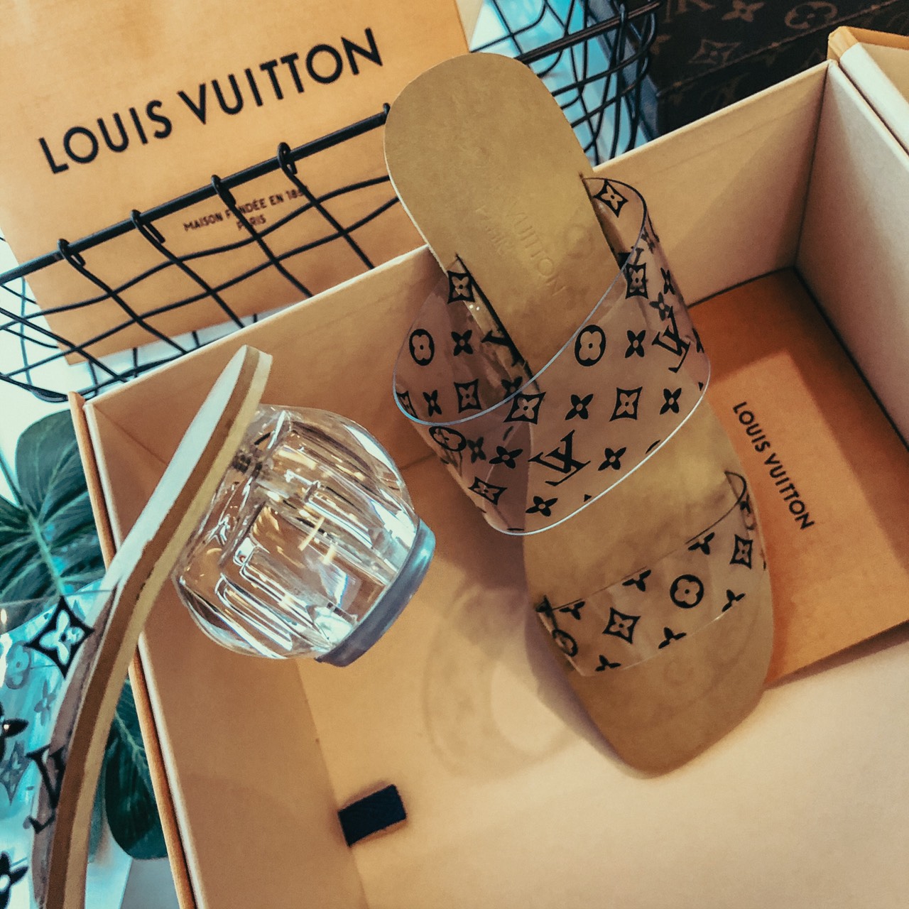 ไม่มีไม่ได้จริงๆๆ ❤️new collection❤️ รองเท้าส้นแก้ว พิมพ์ลาย LV งานดีไซน์ด้วย หรูหรา ใส่แล้วดูแพงดูดีมากคะๆ