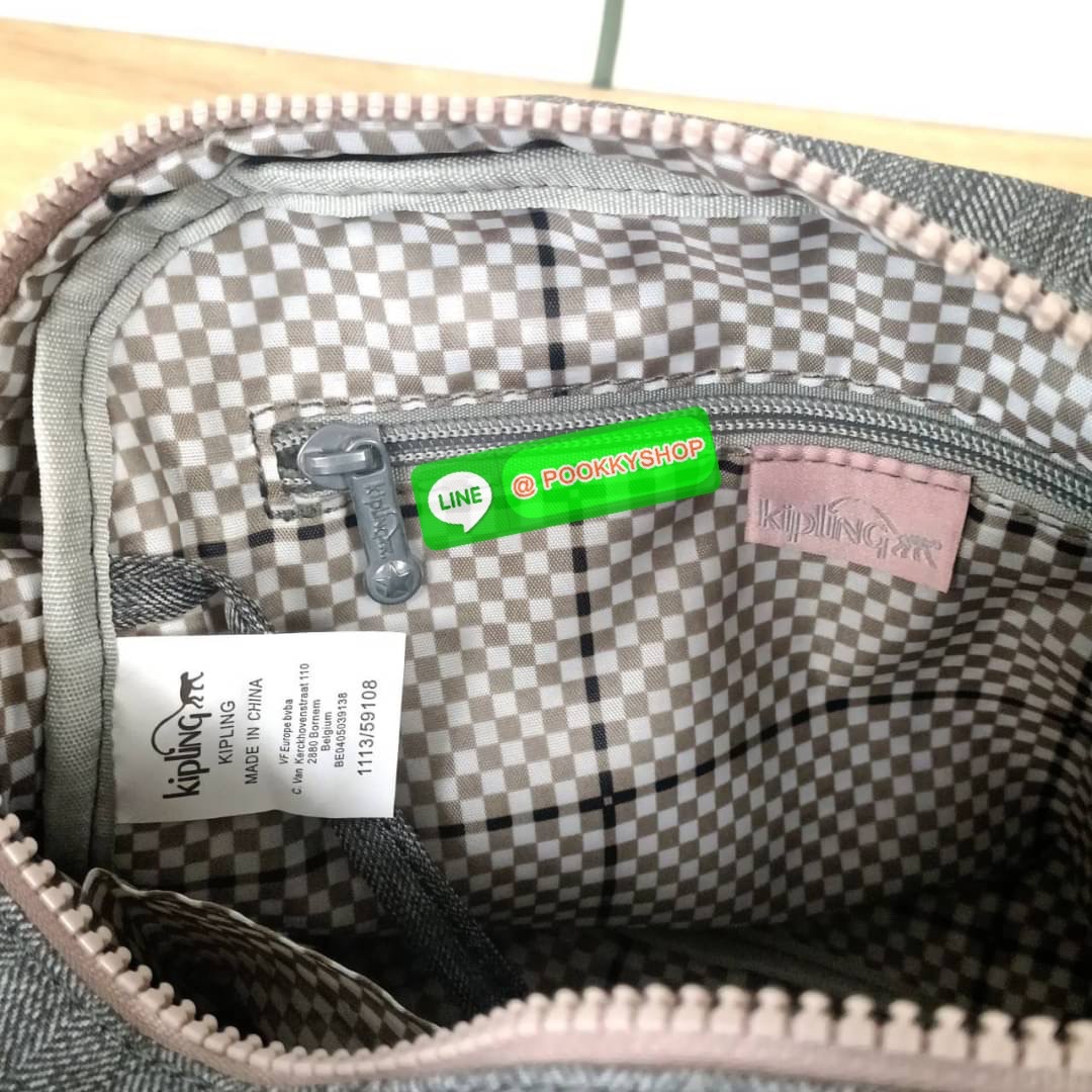 Kipling K1006 Handbag กระเป๋าถือหรือสะพาย วัสดุ Polyester 100% รุ่นใหม่ มีให้เลือกทั้งแบบเรียบ และ ลายน่ารัก มีช่องแยกด้านหน้า 2 ช่อง ช่องหลักโล่งกว้าง พร้อมช่อง pocket แยก 2 ช่อง ใช้งานได้ครบครัน สามารถสตางค์ใบยาวได้ ขนาดกำลังดี จะใช้ทำงาน ไปเรียน หรือ ถ