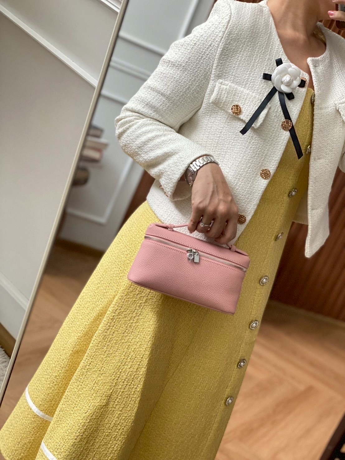 LP กระเเสเรียบหรูดูเเพงเเบบไม่ตะโกน ต้องยกให้รุ่นนี้เลยค่า งานตัดเย็บสวยมากกก เป็นหนังวัวเเท้ สัมผัสดีมากก จุของให้ครบ มือถือใส่ได้ทุกรุ่น มาพร้อมสายสะพายยาว