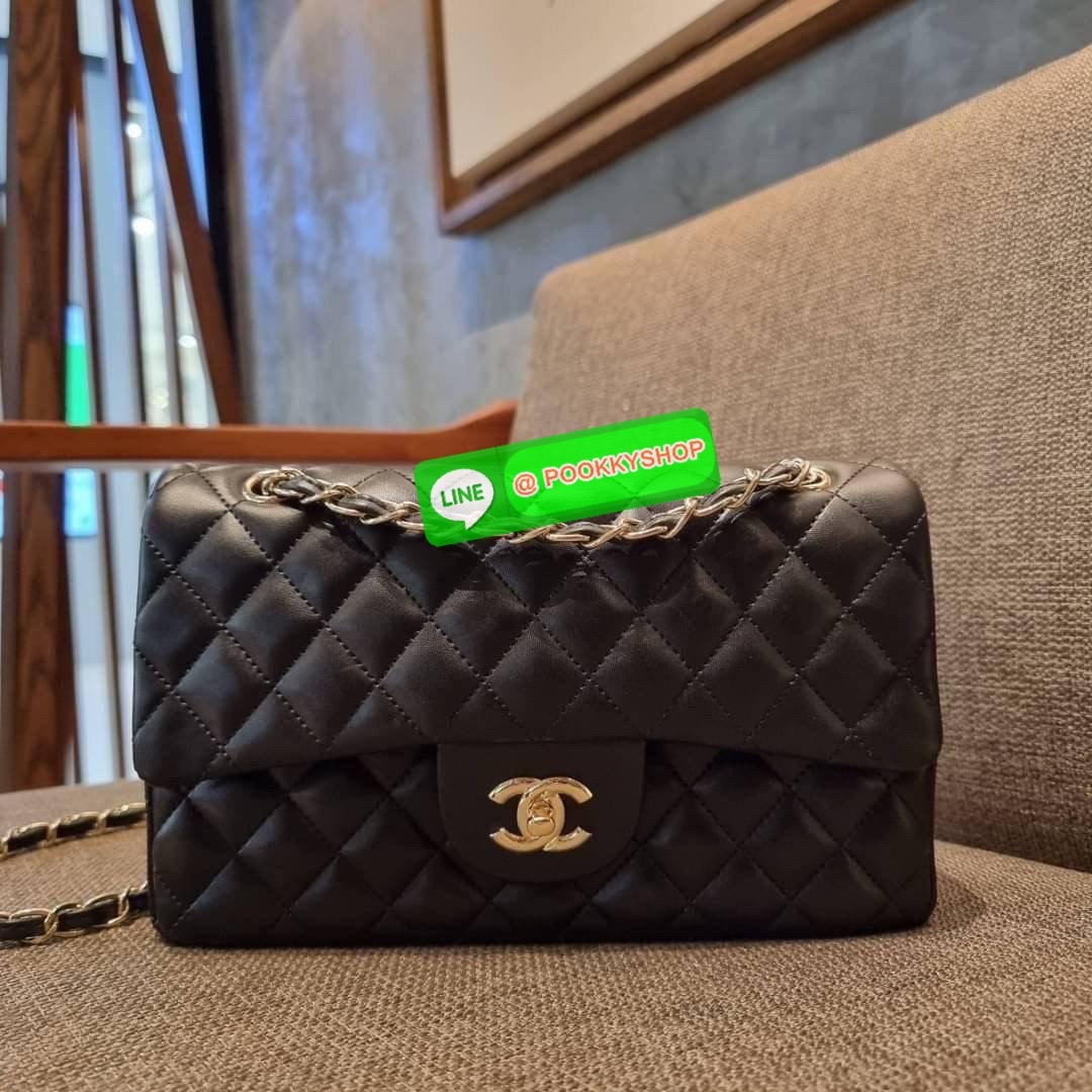 RESTOCK!! HOT ITEM!! Chanel premium for gift กระเป๋าสะพายหนังสังเคราะห์ลายคาร์เวีย อะไหล่พร้อมโซ่สะพายสีทอง ตัดกับกระเป๋าได้อย่างลงตัวและโดดเด่น เปิด-ปิดกระเป๋าด้วยตัวบิดล็อค ภายในกระเป๋ามีฝาปิดอีก 1 ชั้น บุหนังสีแดงโลโก้เด่น คม ชัด!! มีช่องโล่งกว้างจุของ