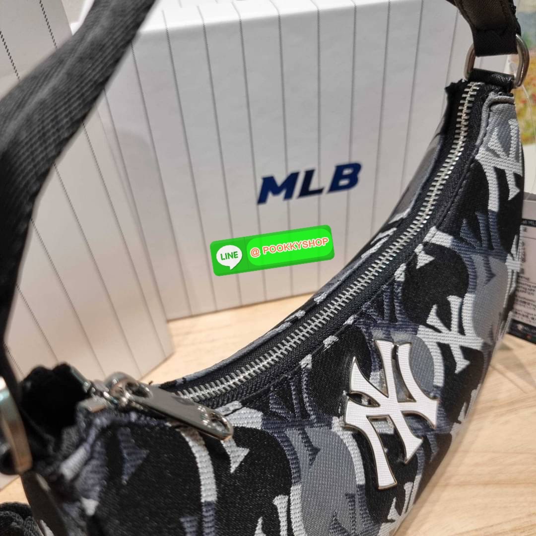 MLB MONOGRAM HOBO BAG สวยไม่ซ้ำ ใหม่ก่อนใคร กับแบรนด์จากเกาหลีเกาใจ น้องใหม่มาแรง!! กับกระเป๋าทรงพอช ที่ใช้งานได้ง่ายมากๆ ขนาดกำลังดี ดีไซน์ลวดลายโมโนแกรมเอกลักษณ์ ลงบนผ้า jacquard ได้อย่างลงตัวและสวยงาม มาพร้อมสายคล้องในตัว และสายครอสแบบสปอร์ต ทนทาน จึงส