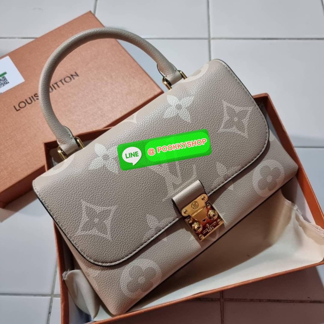 LV MADELEINE BAG ใหม่ล่าสุด อีกหนึ่งรุ่นคลาสสิคหายาก จากเคาน์เตอร์ dutyfree ที่สาวๆรอคอย กระเป๋าถือ/สะพายข้าง ดีไซน์เรียบง่าย แต่เต็มไปด้วยดีเทลความหรู วัสดุหนังวัวปั๊มลายเอกลักษณ์ เปิด‐ปิดด้วยอะไหล่กดล็อคสีทองหรู และมีพวงหนังห้อยพิเศษแถมมาให้ด้วย ภายในแบ
