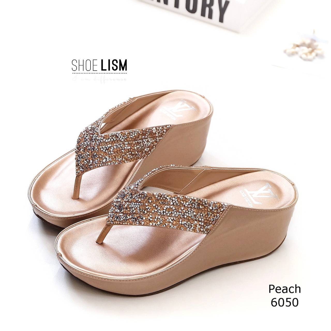 สินค้าพร้อมส่ง มาใหม่ล่าสุด รองลำลองส้นเตารีด แบบคีบ วัสดุpu พื้นซับบุนวมนุ่ม เพิ่มความหรูดีไซน์สุดเกร๋ แต่งอะไหล่เพชรสวยแปลกตาไม่ซ้ำใคร ใส่สบาย สวมใส่ง่าย สวยมีสไตล์แมทซ์เสื้อผ้าง่าย สาวๆควรมีติดตู้ไว้เลยน้า!!