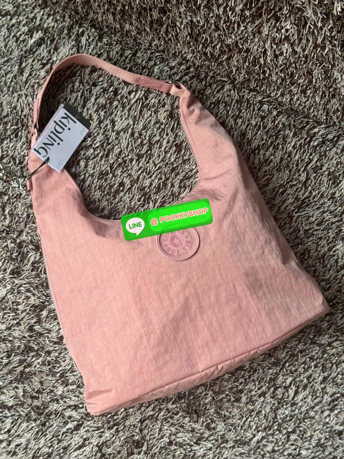 Kipling Eanna Zip กระเป๋าสะพายไหล่ดีไซน์ที่มาพร้อมสไตล์แบบจัดเต็ม เป็นแอคเซสเซอรีที่เข้ากับลุคไหนก็ได้อย่างลงตัว มาพร้อมช่องหลักปิดซิป ช่องจัดระเบียบด้านใน ช่องด้านข้าง รวมถึงช่องใส่ปากกาและสายคล้องกุญแจ เพิ่มความเป็นระเบียบสูงสุดในทุกการใช้งาน