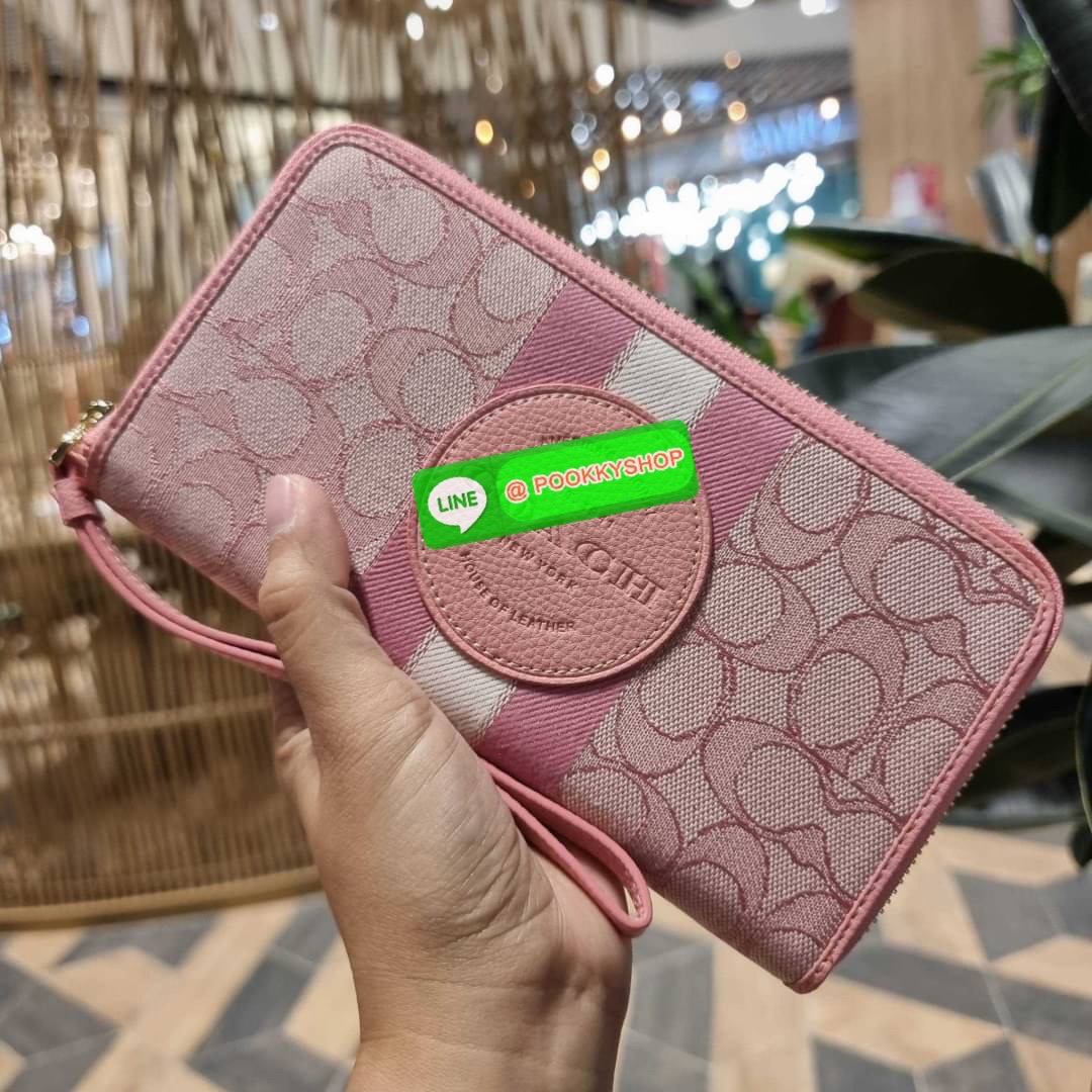 COACH C9073 DEMPSEY LARGE PHONE WALLET IN SIGNATURE JACQUARD WITH STRIPE AND COACH PATCH พร้อมเสิร์ฟความเลิศหรู กับคอลใหม่ล่าสุด กระเป๋าสตางค์ใบยาวกึ่งคล้องมือ สีสุดละมุน ถือใช้คือขับผิวสุด!! วัสดุผ้า jacquard สลับหนัง pepble มาพร้อมสายคล้องมือในตัว กันหล