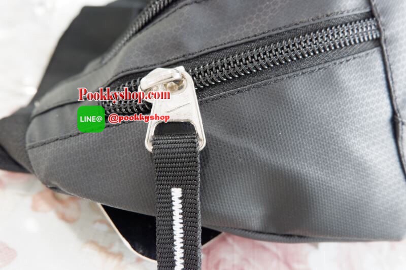 Brand : Nike กระเป๋าคาดเอว สะพายข้างใบใหญ่ เก็บของได้เยอะ ภายนอกมี2 ซิป ภายใน มีซิปเล็กไว้เก็บของ สายสะพายปรับได้ ใส่ได้ทั้งผู้หญิง และ ผู้ชาย