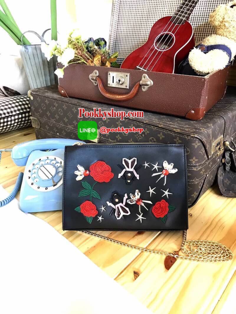 ZARA EMBROIDERED LEATHER CLUTCH กระเป๋าสะพายทรงคลัชวัสดุหนังนิ่มปักลายดอกไม้ประดับคริสตัลด้านหน้าดูมีดีเทล ขนาดกำลังดี น้ำหนักเบา เปิดปิดด้วยซิปสะดวกใช้ ภายในกว้างสามารถใส่กระเป๋าสตางค์ยาวได้ สายสะพายโซ่ Cross Body ได้ เข้าได้กับทั้งกระโปรงกางเกง เป็นอีกห