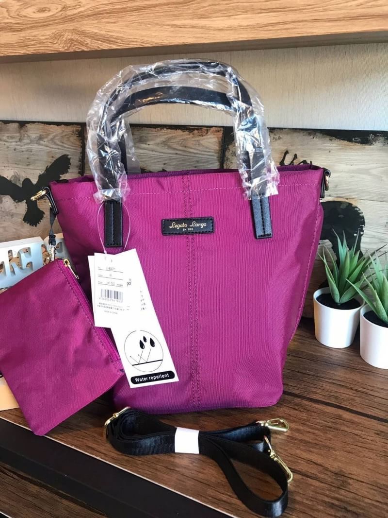 Anello & Legato Largo Mini Tote Shoulder Bag ( LJ-3071) กระเป๋าถือหรือสะพายขนาดกลางกำลังดี ช่องใหญ่เปิดด้วยซิปเดียว ภายในมีใบพ่วงขนาดเล็กเก็บของจุกจิก ถอดแยกใช้งานได้ ใส่มินิไอแพค/กระเป๋าสตางค์ยาวได้ ทั้งด้านหลังและด้านข้างยังมีช่องเพิ่มใส่มือถือหรือของที