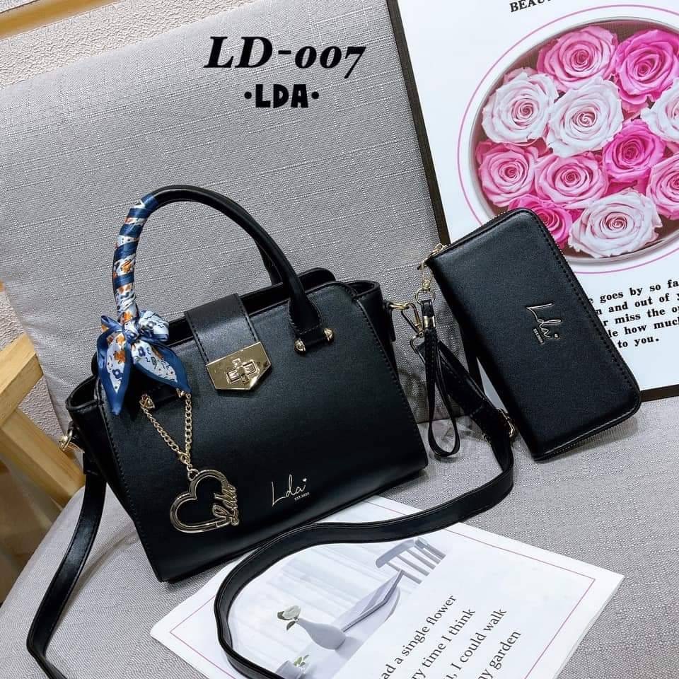 พร้อมส่ง งานเซต รุ่นขายดี New คอลเล็คชั่น LDA Set !! 2 ใบ สุดคุ้ม พร้อมส่ง กระเป๋าแบรนด์ LDA ของแท้100% รุ่นใหม่ล่าสุด งานสวยมาก มาพร้อมกระเป๋าสตางค์ ใบยาว ด้านหน้ากระเป๋าปั้มแบรนด์ ห้อยพวงกุญแจLDA แบบสวยเก๋ หนังเรียบหรูดูแพงค่ะ สีสวยละมุนทุกสี ขนาดกำลังพ