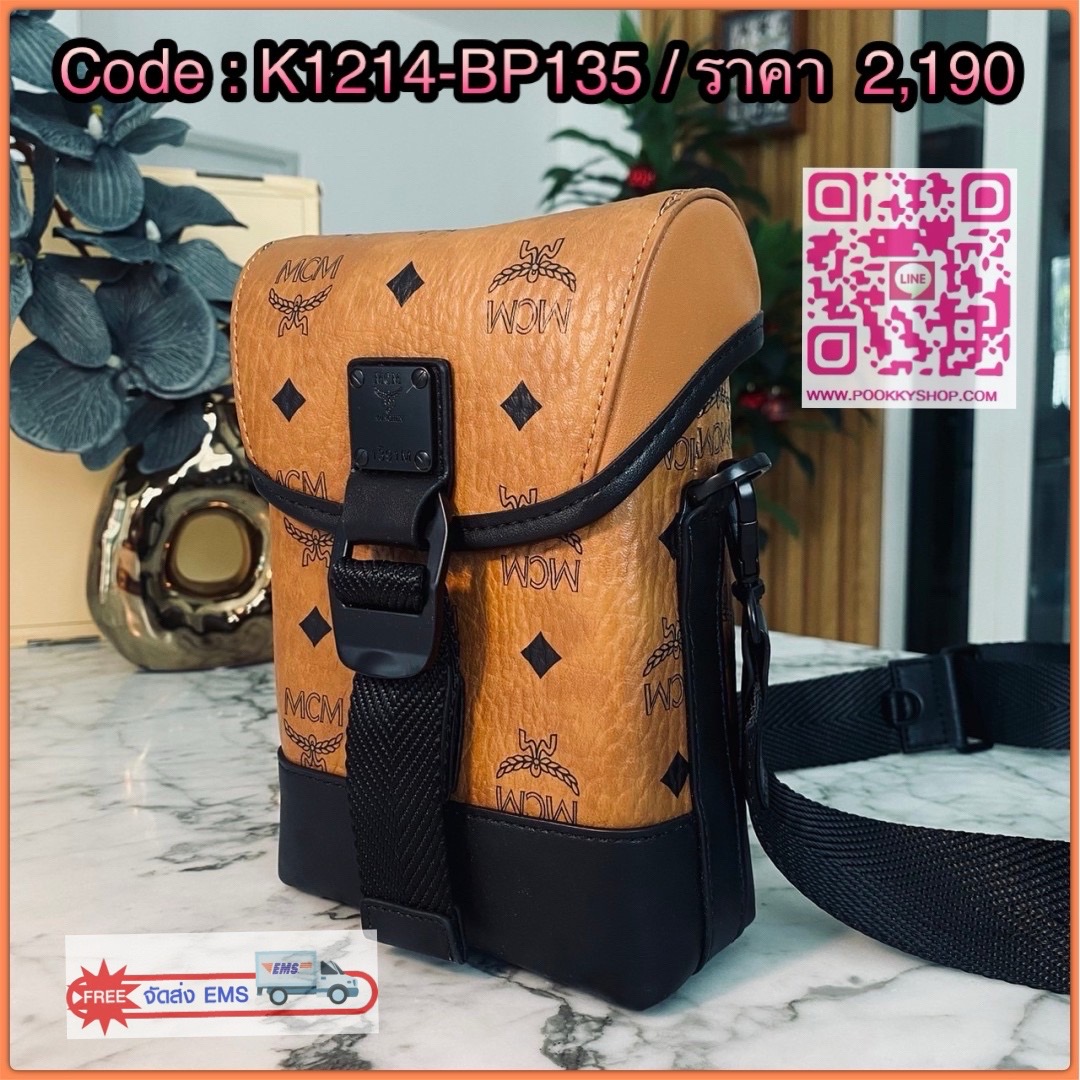 MCM Small Aren N/S Crossbody in Visetos Cognac คอลใหม่เอาใจหนุ่มๆ สั่งก่อนหล่อก่อนน้าา!! กับกระเป๋าสะพายข้างสุดชิค ที่ดูดีมีเสน่ห์มากๆ เห็นแล้วก็ต้องหลงแน่นอน รูปทรงกะทัดรัด สะพายแล้วคล่องตัว เปิด-ปิดด้วยกระดุมแม่เหล็ก ภายในเป็นช่องโล่ง ใส่โทรศัพท์ได้ทุกร