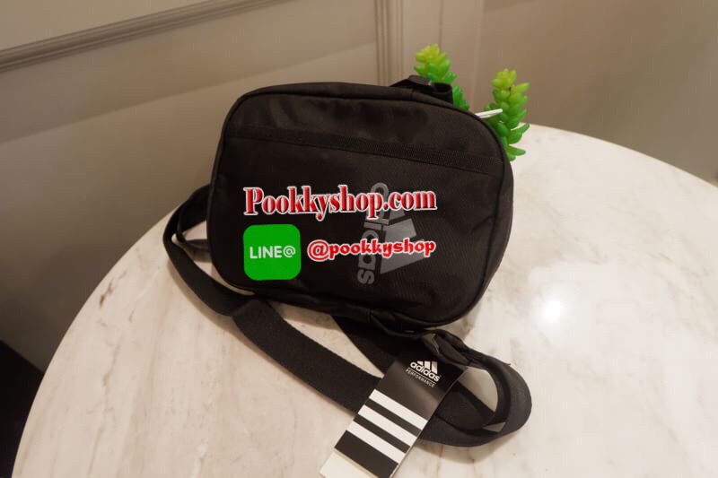 Hot item!! ADIDAS CROSSBODY SHOULDER SPORT BAG กระเป๋าสะพายข้างทรงสปอร์ต เท่ห์ๆ สามารถใช้ได้ทั้งด้านหน้าและด้านหลัง วัสดุผ้าแคนวาส ทนทาน ด้านหน้าตกแต่งเป็นช่องซิปเล็กสำหรับเก็บของจุกจิก สายสะพายสามารถปรับได้ จะสะพายไหล่ หรือสะพายข้างเท่ๆไปเที่ยวก็ได้หมดจบ