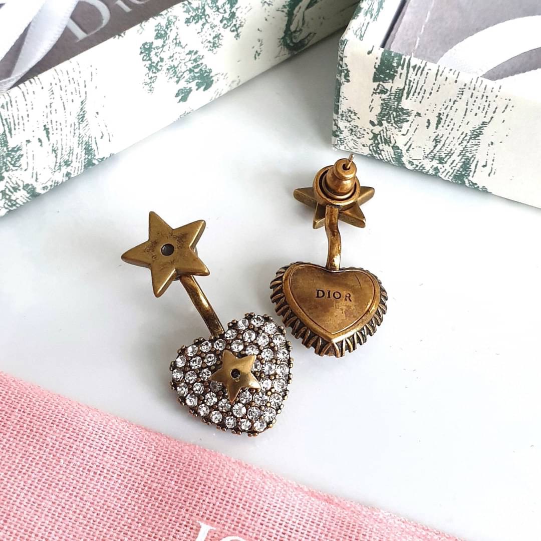 Super Hi-End Quality !!!!! ((งาน 1:1 เหมือนแท้ที่สุดในท้องตลาด)) Christian Dior Earring คอลล่าสุดค่ะงานอย่างใส่ออกมาน่ารักมากๆค่ะ มีแสตม Dior สวยเป๊ะ งานจิวสวยๆจาก Dior สาวกดิออพลาดไม่ได้เลยนะคะ ใส่ได้ตลอดไม่มีตกยุคคร๊าา อะไหล่สีทองแอนทีค หรูหรา สาวๆห้ามพ