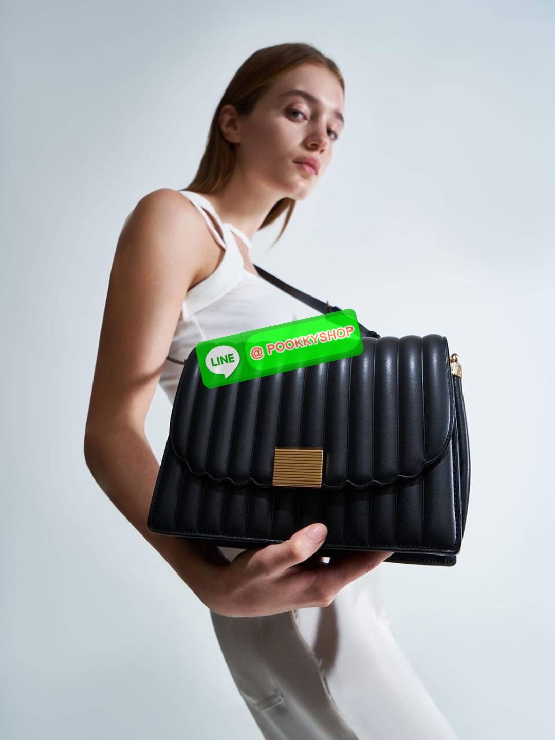 Charles & Keith Panelled Chain Handle Bag กระเป๋าสะพายรุ่นใหม่ชนช็อป รุ่นนี้จะถือคล้องแขน/สะพายแบบสายยาวได้หลายแบบ มีหูโซ่สีทองสวยหรู เปิดปิดแบบตัวเปิดล็อก ภายในแบ่งเป็น 3 ช่อง เป็นช่องซิปตรงกลาง ใส่ IPhone pro max และกระเป๋าเงินใบสั้นได้ค่ะ สายสะพายยาวถอ