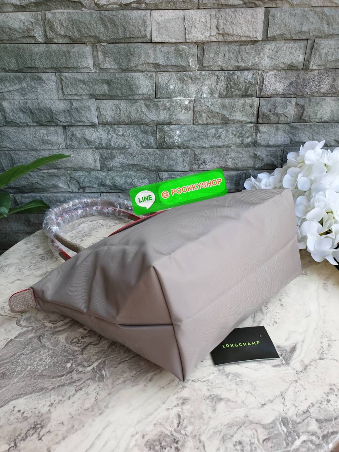 Longchamp Le Pliage Club Tote Bag Size S หูยาว วัสดุเนื้อผ้า Nylon Canvas เคลือบกันนำ้ ตัดด้วยหนังแท้ที่มีน้ำหนักเบา ดีไซน์เรียบง่ายแต่เต็มไปด้วยความคลาสสิก จนเป็นที่ชื่นชอบไปทั่วโลก Longchamp ปรับโฉม LE PLIAGE ด้วยการปักลายรูปม้า-ตราสัญลักษณ์ของแบรนด์บนผ