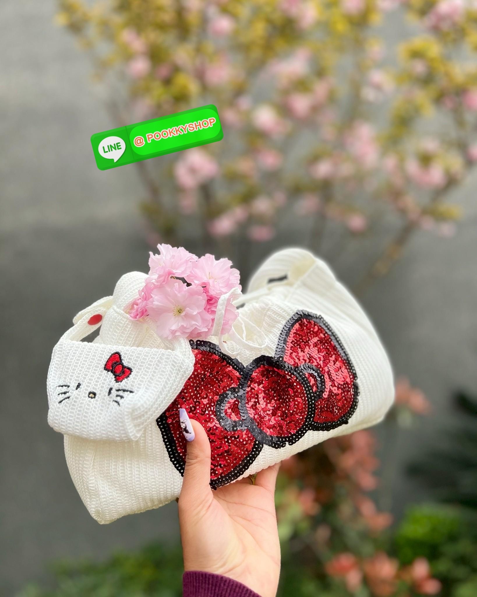 **สินค้าเข้าใหม่** New New New LIMITED EDITION GENTLEWOMAN X HELLO KITTY KNIT BAG มาพร้อมกระเป๋าใบลูกถักKitty ห้อยน่ารักๆด้วยหนึ่งใบ 🔖สินค้าพร้อมส่ง! น้องน่ารักไม่ไหวสำหรับรุ่นนี้ วัสดุผ้าKnitทั้งใบ สวยงามมากๆ ด้านหน้าเป็นกริตเตอร์สีแดงสวยโดดเด่นเ