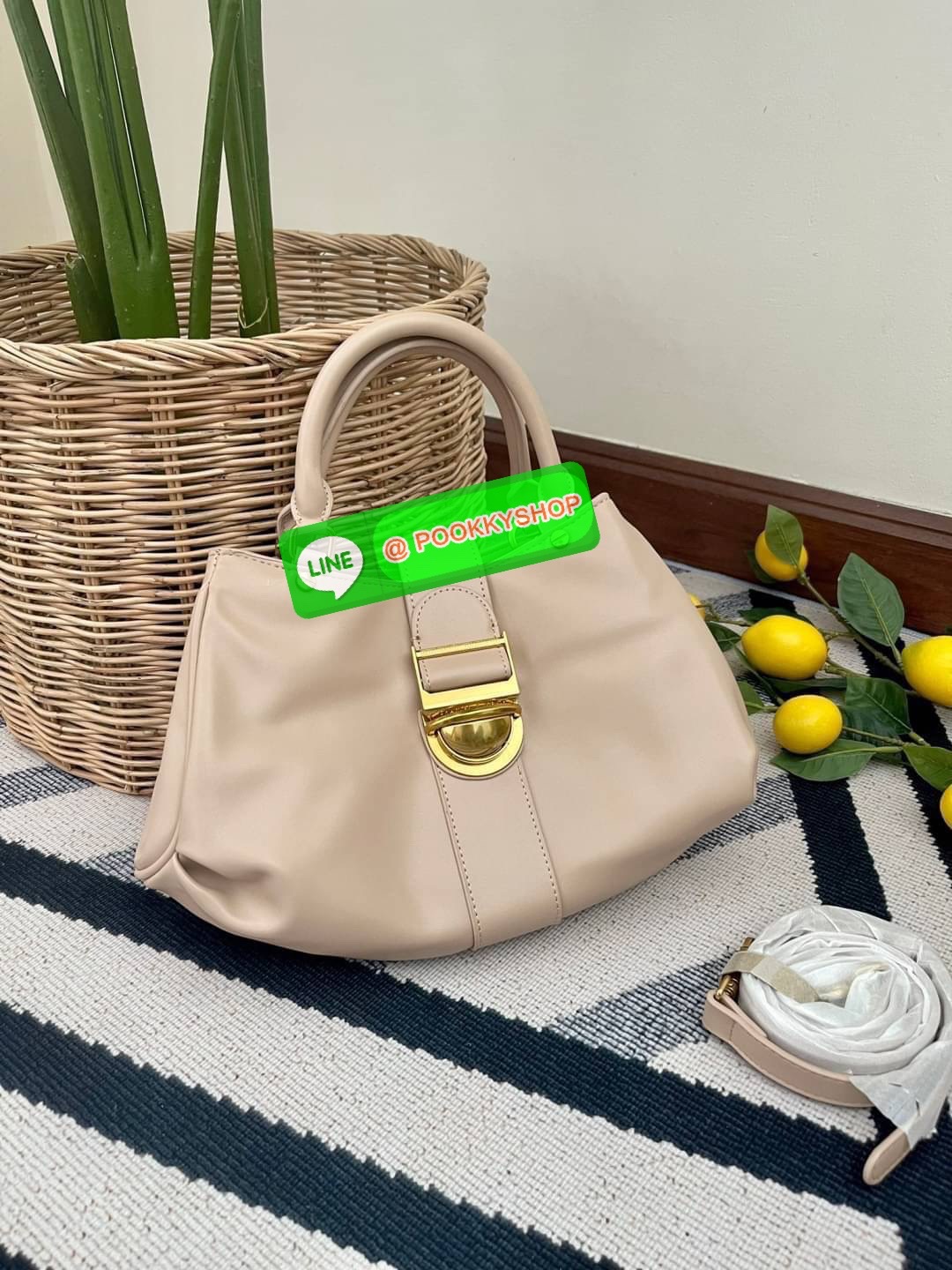 Charles & Keith Buckled Tote Bag กระเป๋าถือทรงเก๋สะดุดตาตกแต่งสายคาดพร้อมหัวเข็มขัดให้กระเป๋าดูโดดเด่นทันสมัย วัสดุหนังเรียบ หูหิ้วกระเป๋าสามารถพับได้ เปิดปิดแบบตัวเข็มขัดด้านหน้า ด้านในกว้าง พกพาของใช้จำเป็นได้อย่างครบถ้วน เช่น กระเป๋าเงินใบยาว โทรศัพท์