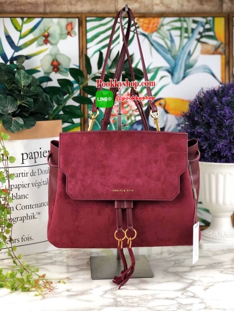 Charles & Keith Textured Tassel Shoulder Bag กระเป๋าเอนกประสงค์ ใช้ได้หลายแบบ! ตัวกระเป๋าแต่งด้านหน้าเป็นหนังกลับ-ช่วงด้านหลังเป็นหนังเรียบ (ยกเว้นสีครีม!! เป็นหนังเรียบทั้งใบ) มีพู่ห้อยด้านหน้าเก๋มาก เปิดปิดแบบกระดุมแม่เหล็ก ปรับทรงได้โดยการดึงหูรูดด้านห