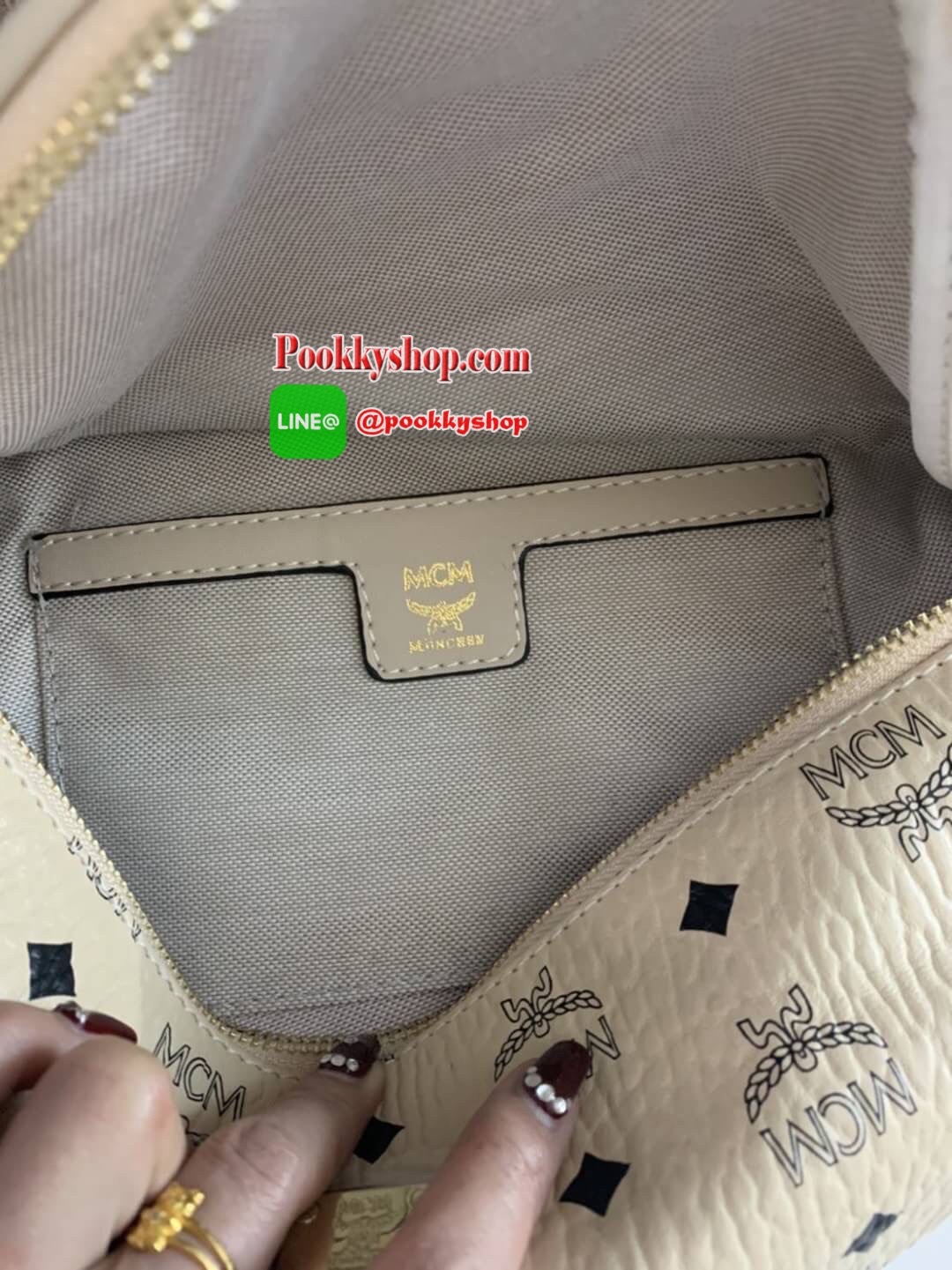 MCM Fursten ลาย Visetos กระเป๋าคาดอก/เอว ที่เข้ากับทุกไลฟ์สไตล์ จะคาดรอบเอวหรือพาดลำตัวก็ให้ลุคสตรีทแบบทันสมัย วัสดุหนังสังเคราะห์เคลือบผิวลาย Visetos หนังดีมากๆ ค่ะเปิด-ปิดด้วยซิป 2 ทาง ด้านหลังมีช่องซิปยาว 1 ซิป ด้านในโล่งกว้าง และมีช่องสำหรับเก็บของจุก