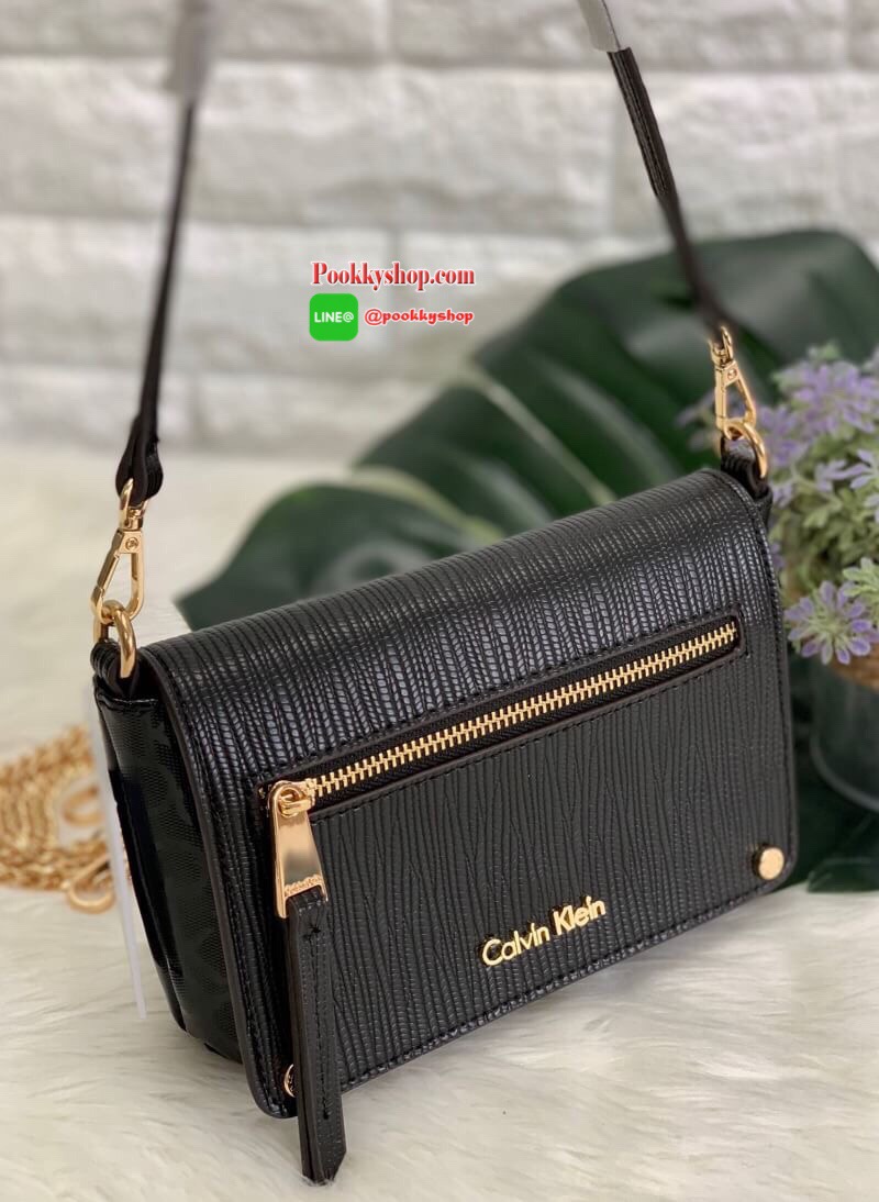 New arrival !! CALVIN KLEIN HANDBAG // SHOULDER BAG กระเป๋าถือ//คล้องไหล่//สะพายข้าง//หรือครอสบอดี้ร์ได้ค่ะ ดีไซด์สวย น่าใช้มากๆค่ะ วัสดุหนังผสมนิ่มมือค่ะ ด้านมีโลโก้แบรนด์ พร้อมช่องซิปใส่ของจุกจิก เปิดปิดกระเป๋าแบบกระดุมแม่เหล็ก ภายในแบ่งสามช่อง สามารถใส