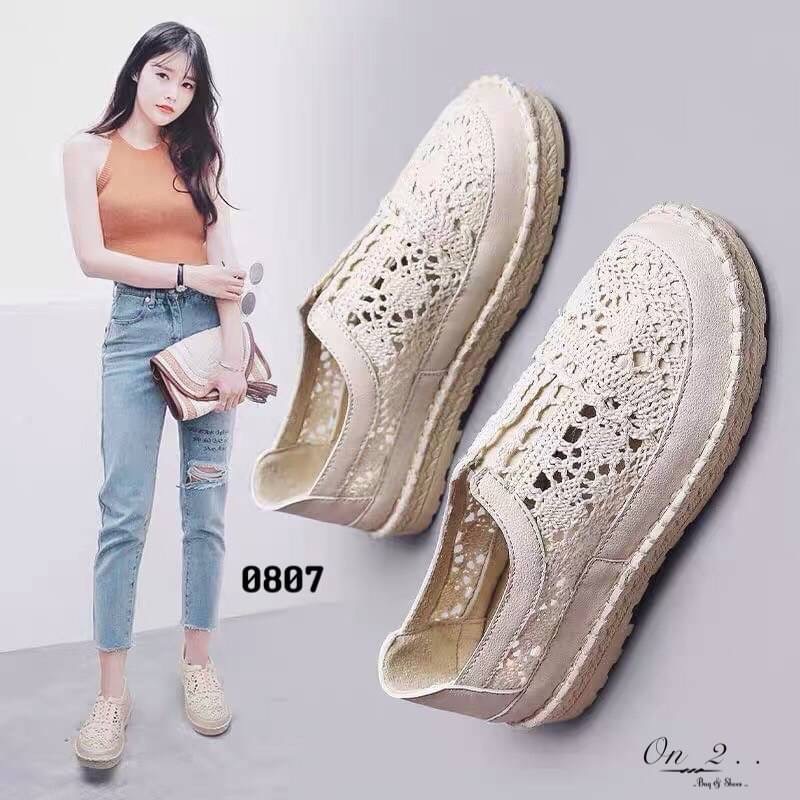 สวยแค่ไหนถามใจดู รองเท้าผ้าใบลูกไม้งานจริงสวยมากก ใส่ง่ายด้านหน้าเป็นยางยืด พื้นเสริมกันลื่นใส่เข้ากับชุดง่ายได้ทุกชุด มา2สี