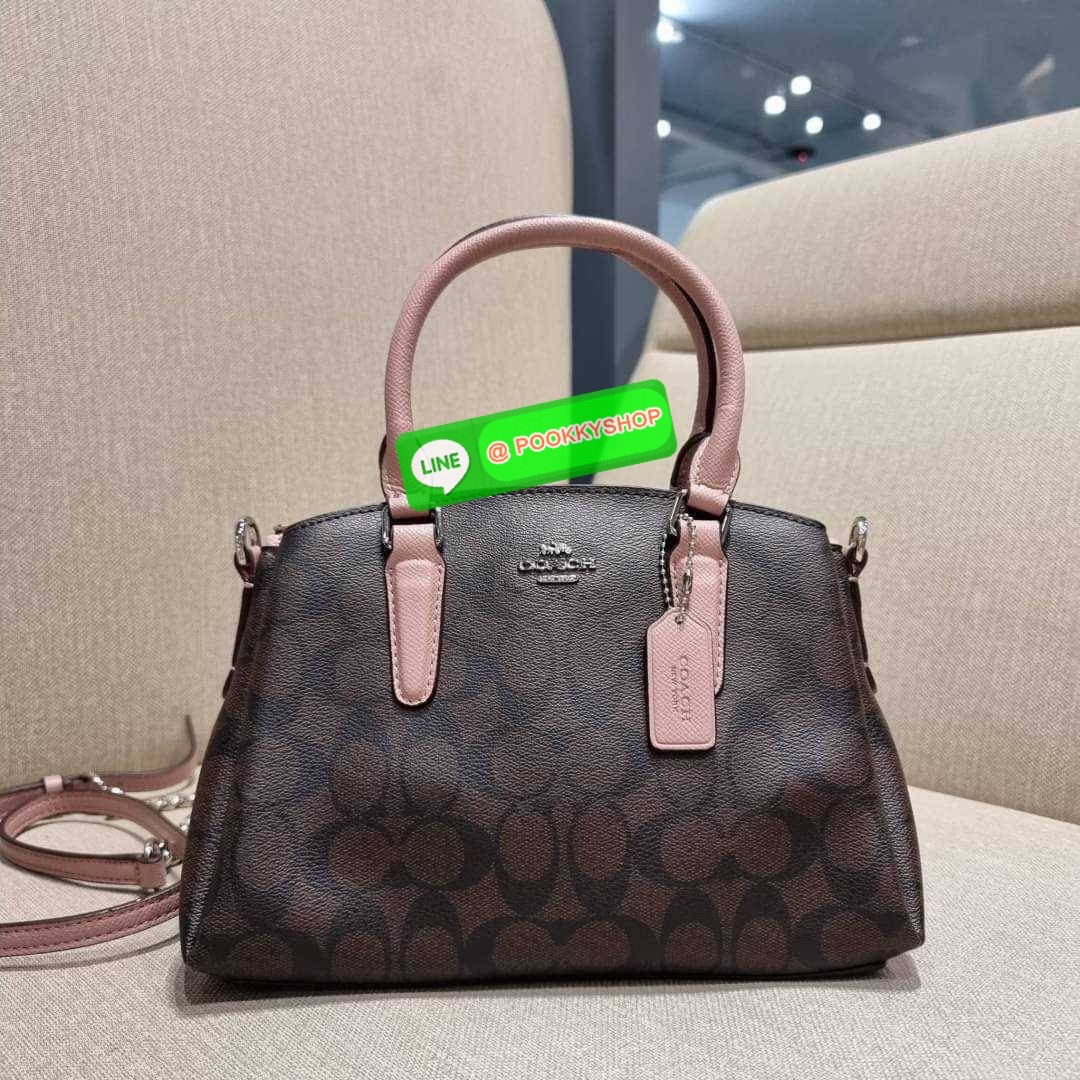 COACH F29434 MINI SAGE CARRYALL IN SIGNATURE CANVAS รุ่นยอดฮิต!! ที่สุดของกระเป๋าสะพายขายดี ต้องทรงถังมินิรุ่นนี้ วัสดุหนังแคนวาสเคลือบลาย สวย คลาสสิค มาพร้อมสายสะพายข้างและหูหิ้วในตัว ถอดออกถือคล้องแขนเก๋ๆ หรูๆยังได้ ภายในเป็นช่องโล่ง แบ่งสัดส่วนอย่างดี