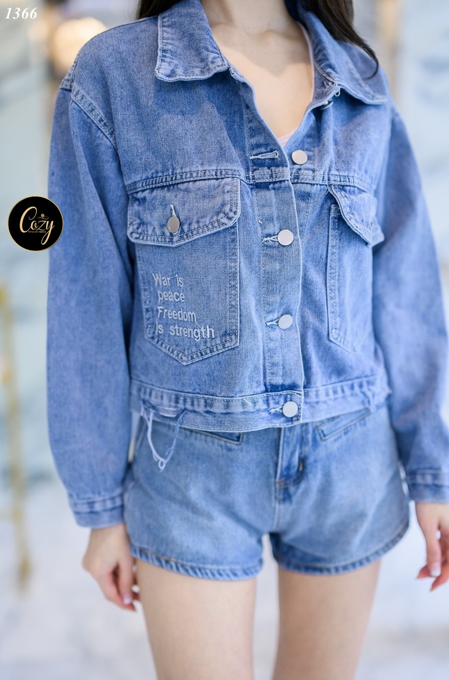 เสื้อแฟชั่น เสื้อครอปยีนส์ฟอกแขนยาวติดกระดุมเงินปลายแขน อกผ่าหน้าติดกระดุม 5 เม็ด