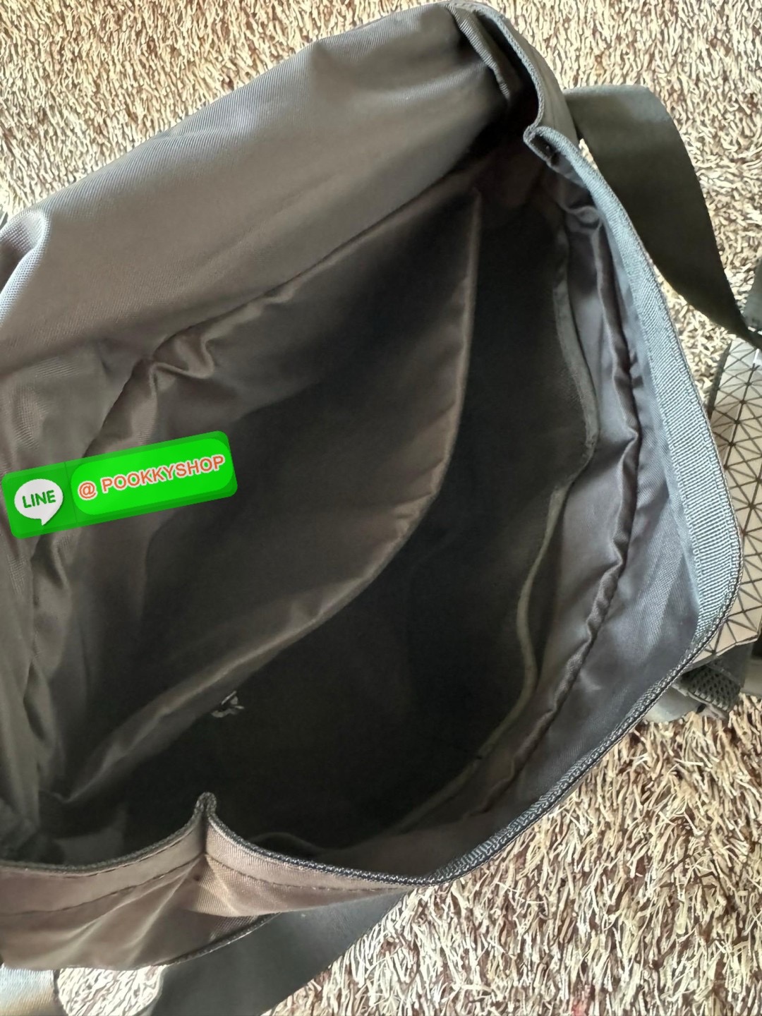 💕Baobao issey miyake Sling shoulder bag ดีไซน์เอกลักษณ์เฉพาะตัว ใส่ของได้เยอะ ช่องกระเป๋าเป็นระเบียบ โดยโดดเด่นด้วยแผ่นรูปสามเหลี่ยมอันเป็นซิกเนเจอร์ในการจัดเรียงสลับกัน รุ่นนี้ยังมีจุดเด่นในเรื่องคุณสมบัติการใช้งาน ภายในมีช่องบุหนาสำหรับใส่โน้ตบุ