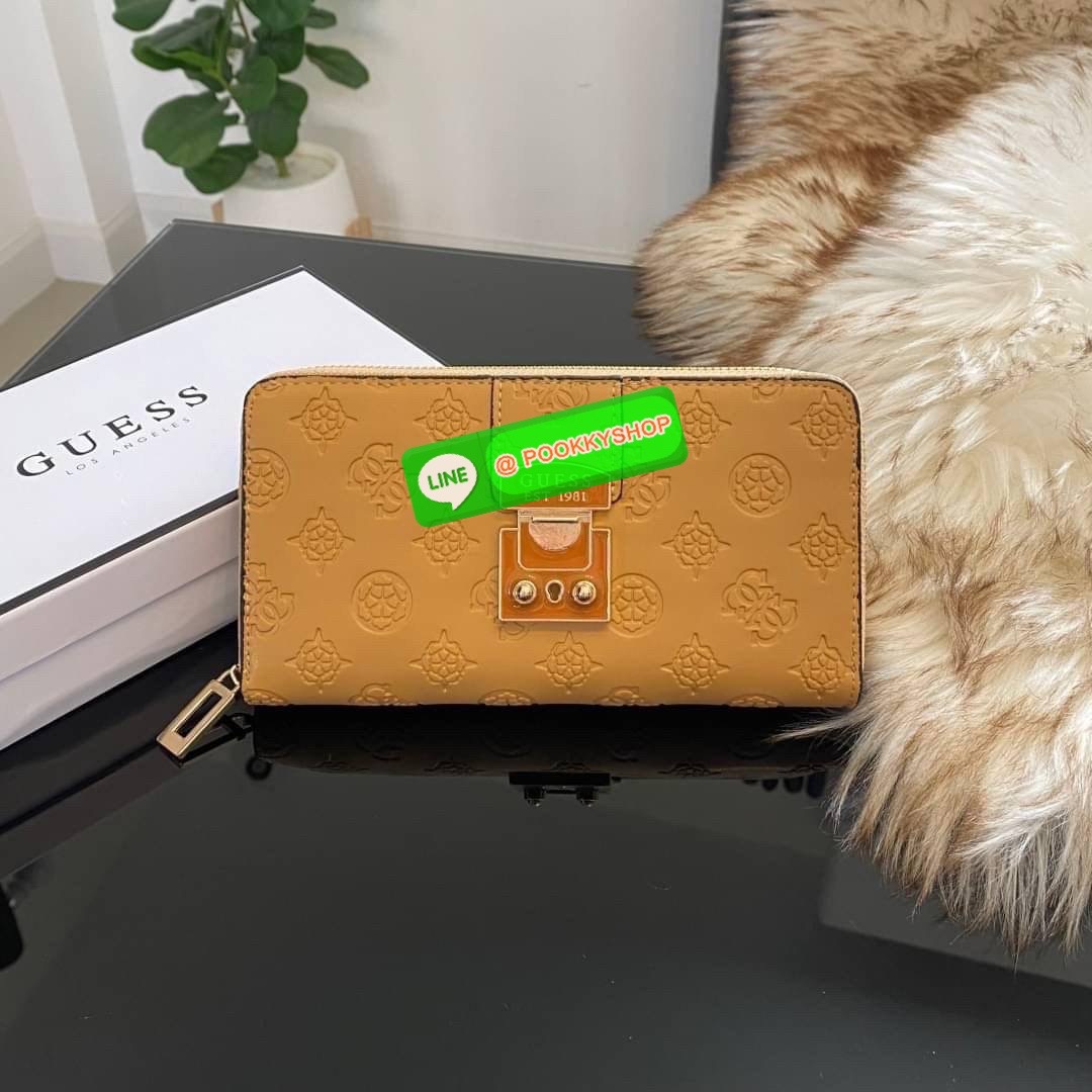 Guess Long Wallet กระเป๋าเงินใบยาวซิปรอบ ด้านหน้ามีโลโก้แบรนด์สีเข้ากระเป๋าสวยสะดุดตา รุ่นนี้มีสายคล้องมือมาให้ เพื่อใช้งานง่ายและสะดวกมากยิ่งขึ้น ด้านในมีช่องใส่ธนบัตร ช่องใส่บัตร และช่องซิปใส่เหรียญค่ะ